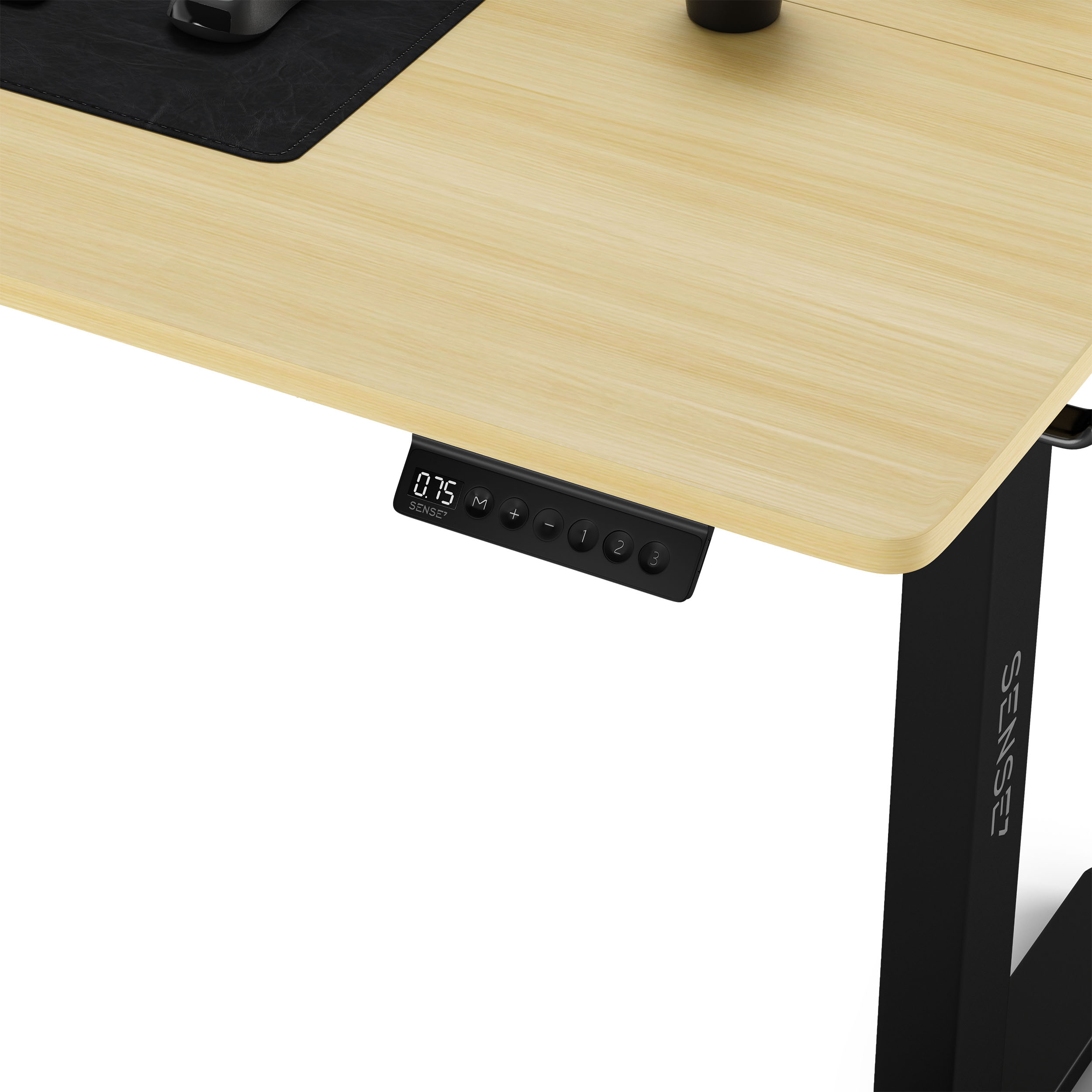 Een bureau met licht houtnerf, een bedieningspaneel en een beker.