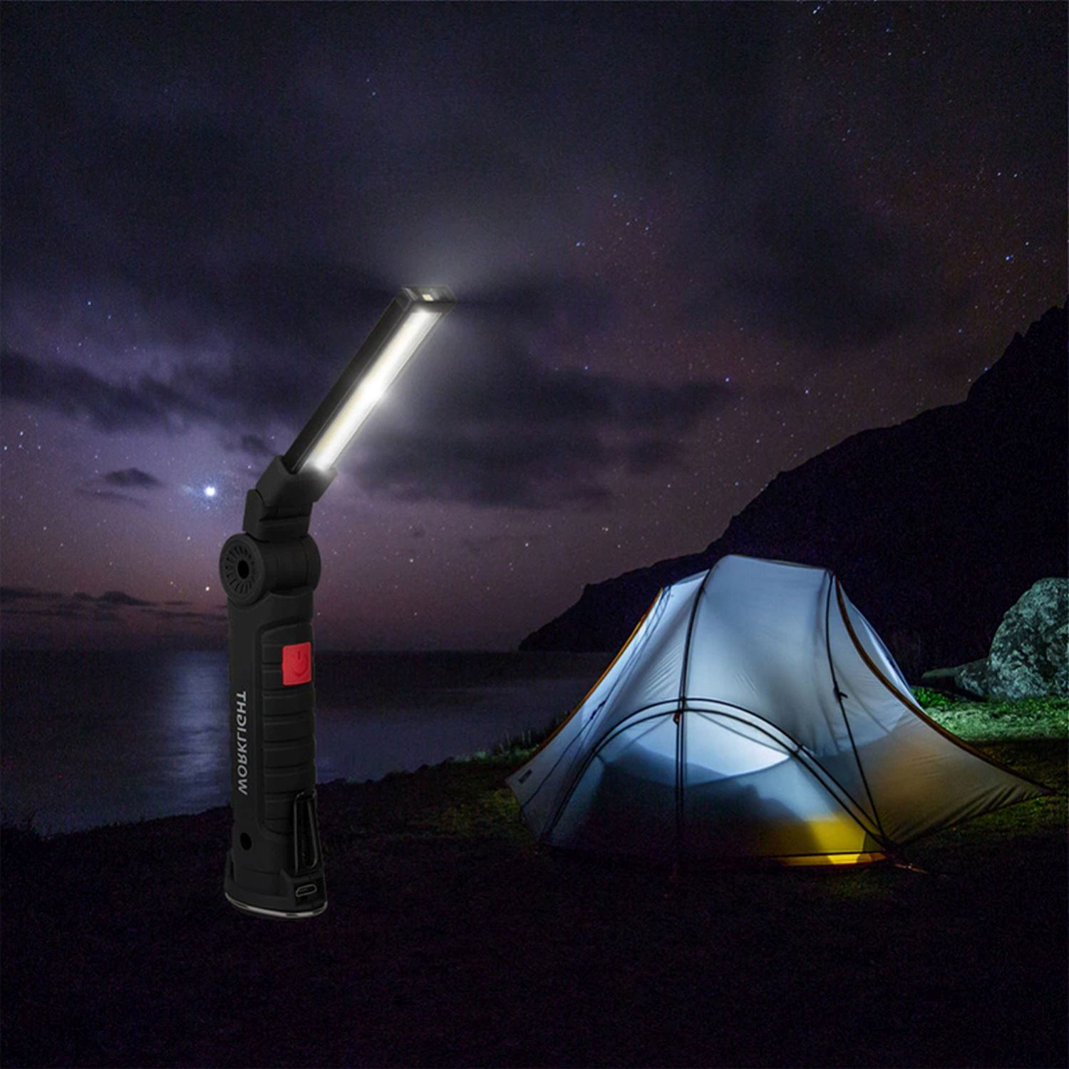 Schwarze Taschenlampe, die auf ein Zelt in der Nacht gerichtet ist. Die Szene ist eine Landschaft mit Sternenhimmel.