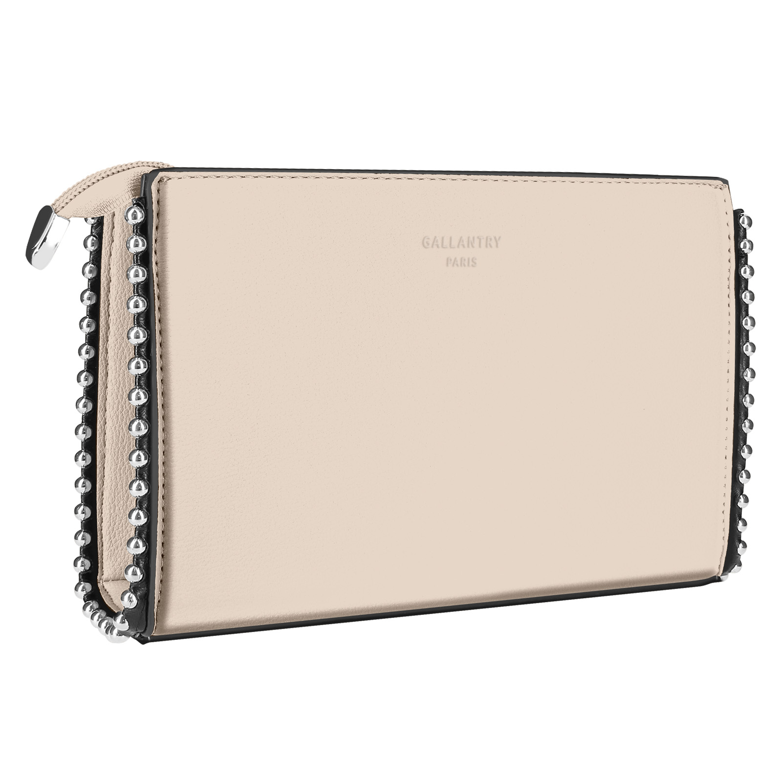 Eine hellbeige rechteckige Clutch mit silbernen Nieten und dem Text 'GALLANTRY PARIS'.