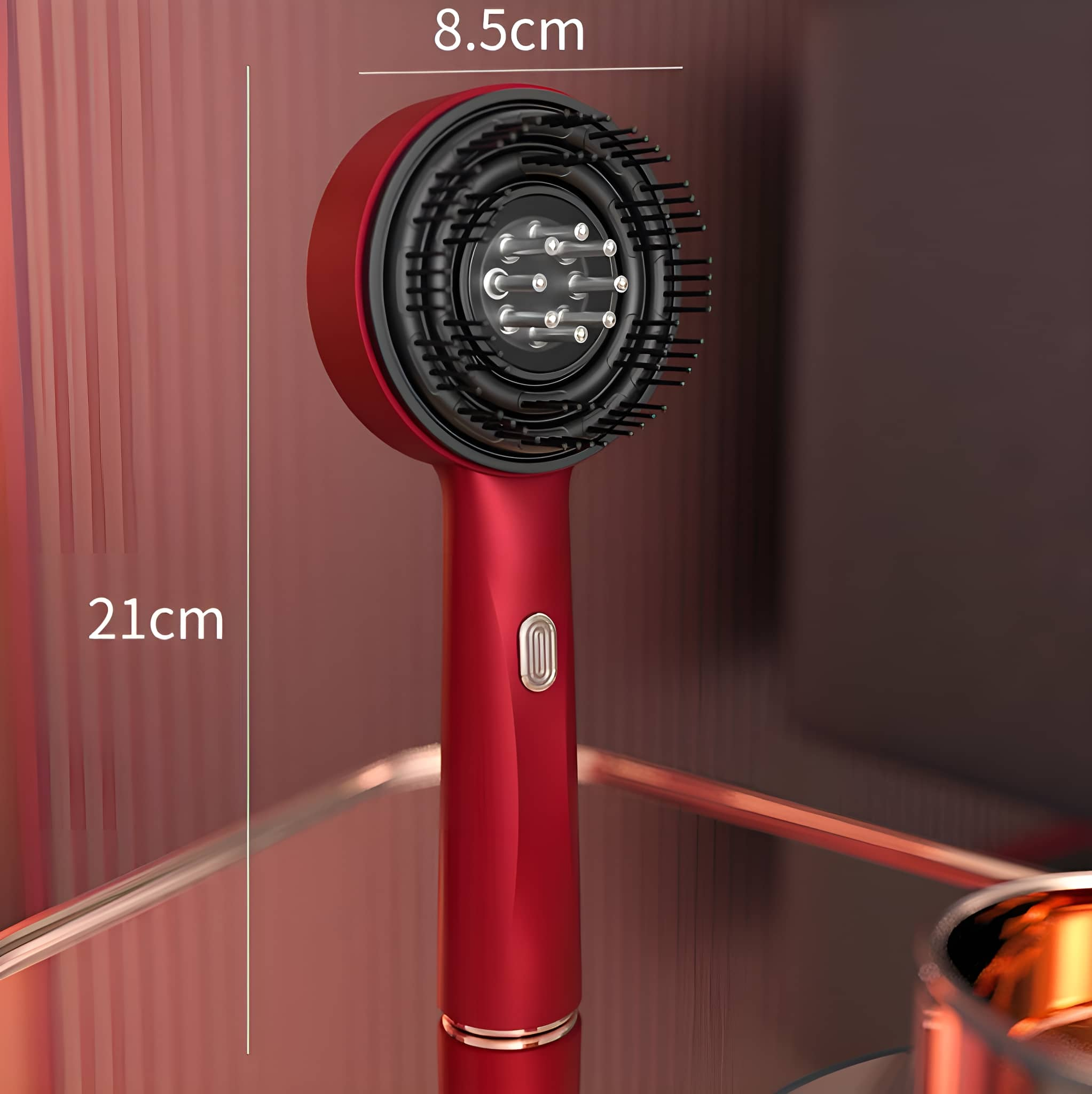 Eine rote Haartrocknerbürste mit rundem Bürstenkopf und langem Griff. Sie steht auf einem Glasregal.