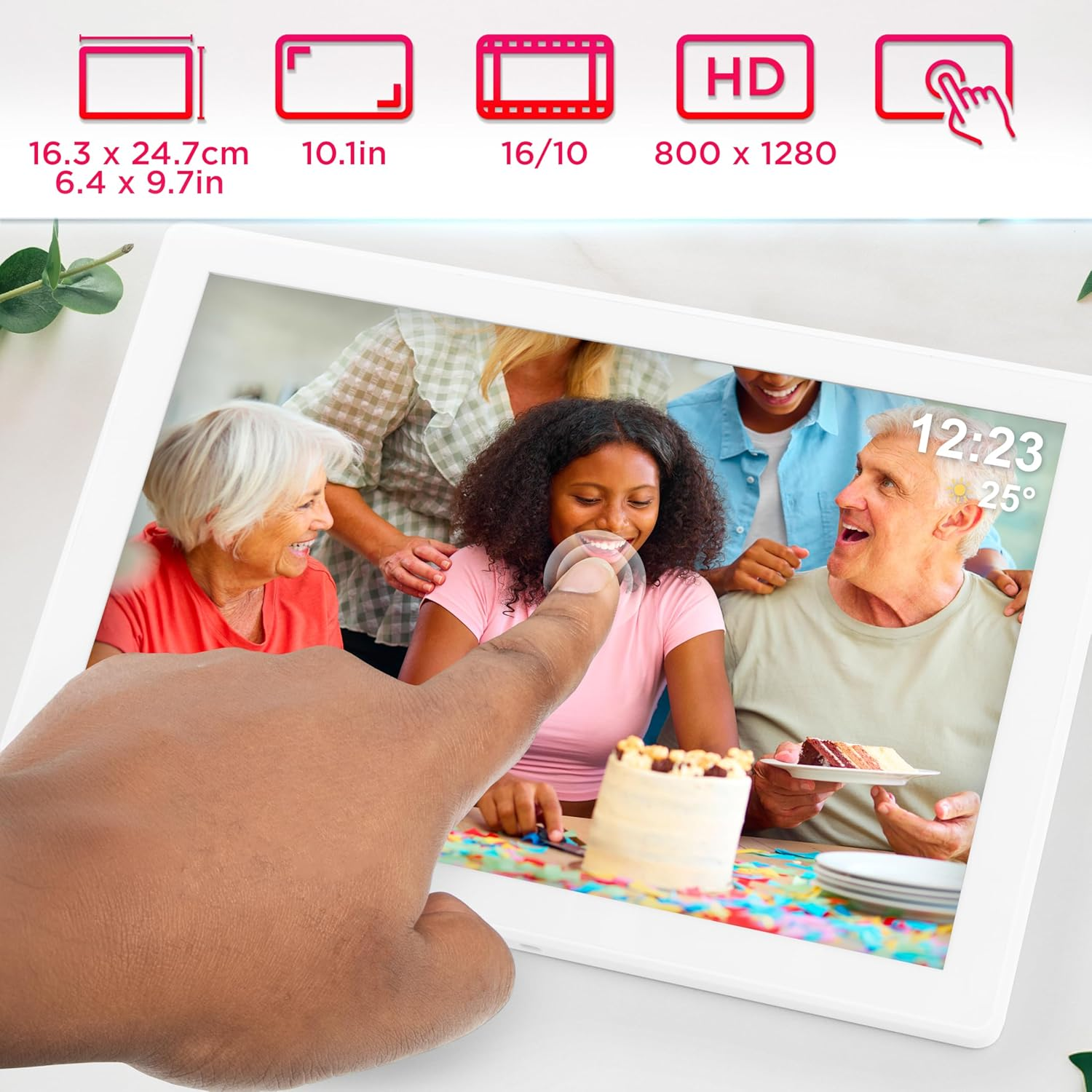 Ein Tablet zeigt einen Videoanruf mit vier Personen. Der Finger der Person berührt den Bildschirm.