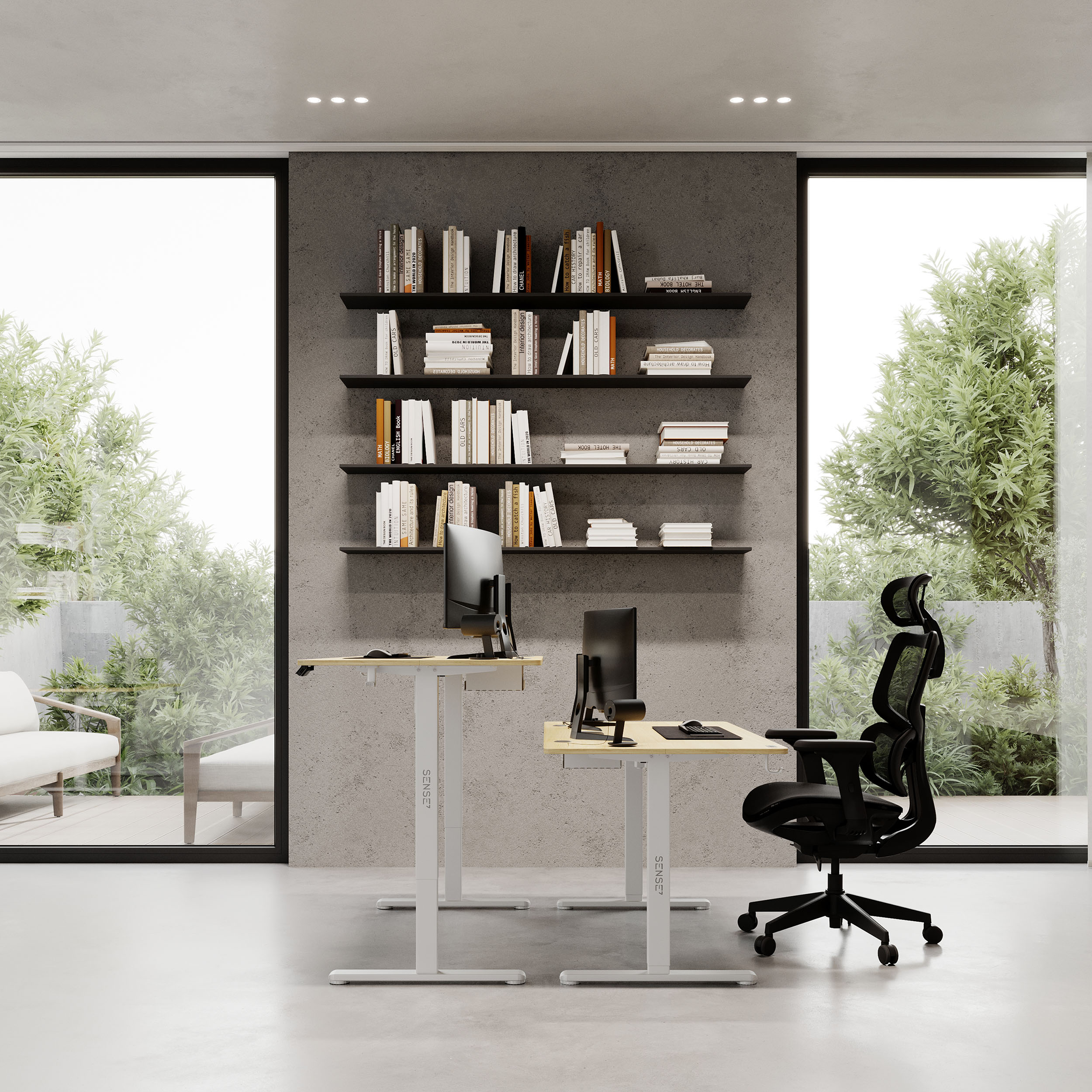 Modernes Büro mit zwei Schreibtischen, Stühlen, Bücherregalen und großen Fenstern mit Blick ins Grüne.