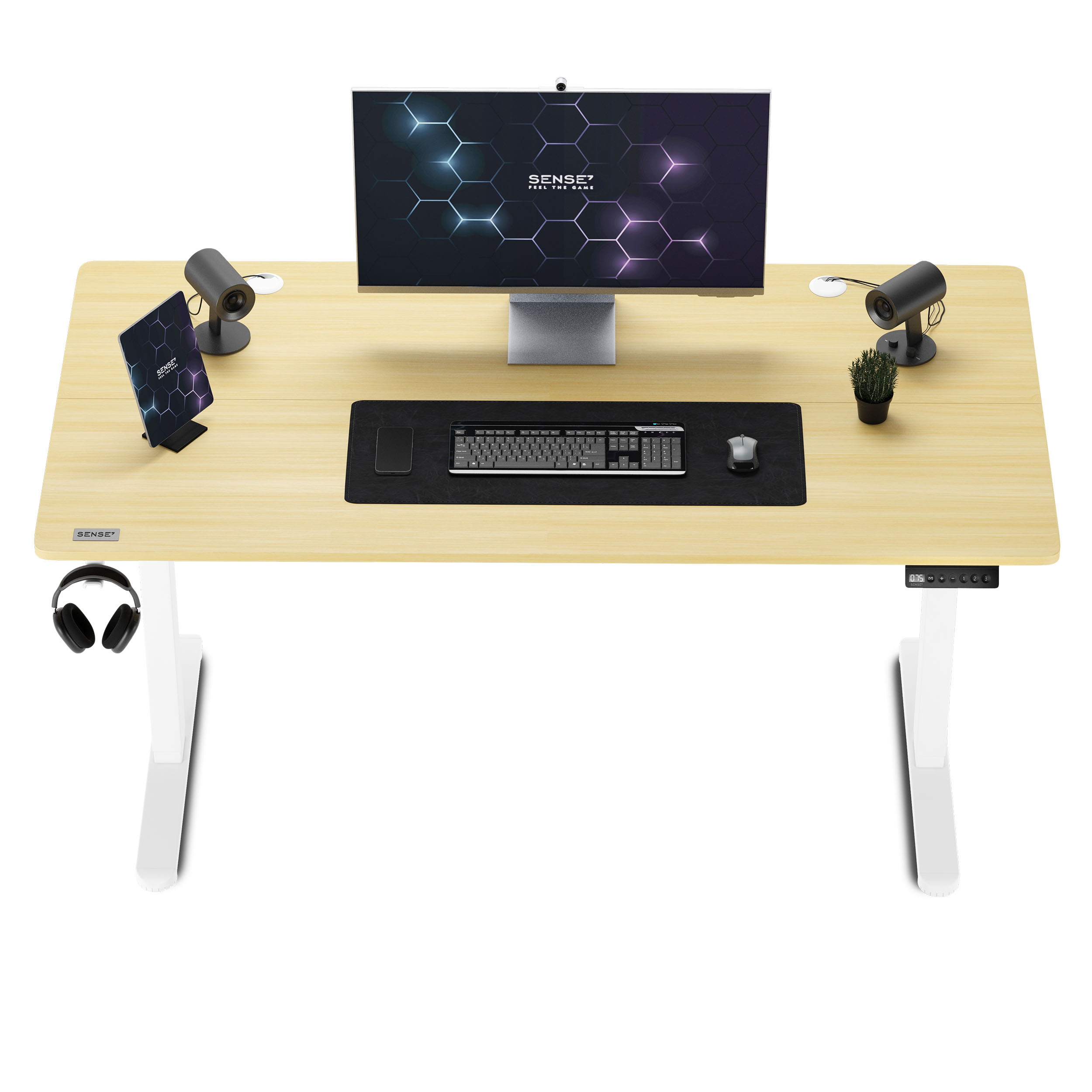 Un escritorio moderno de altura ajustable con monitor, altavoces y accesorios, con patas blancas.