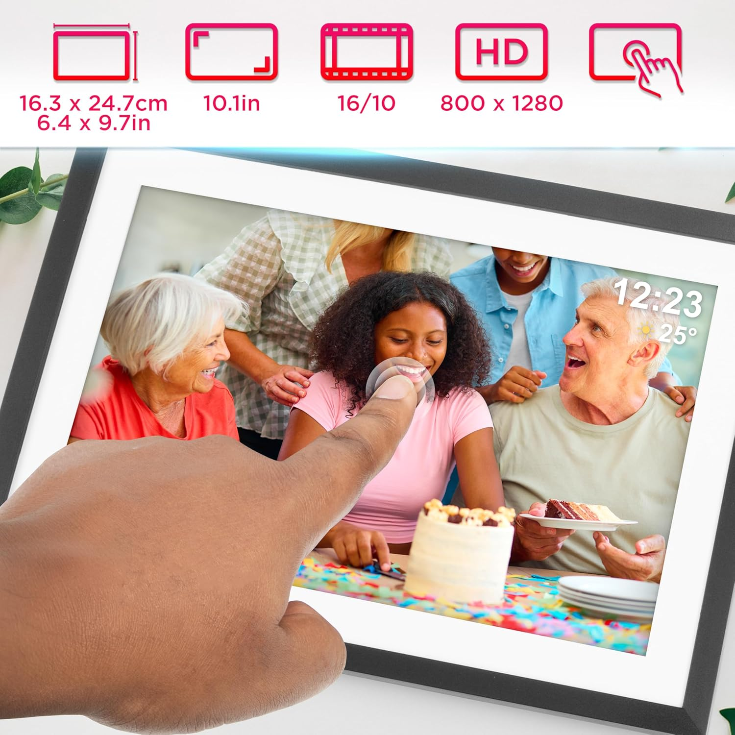 Digitaler Bilderrahmen mit Familie und Kuchen. Finger berührt den Bildschirm. Familie lächelt.