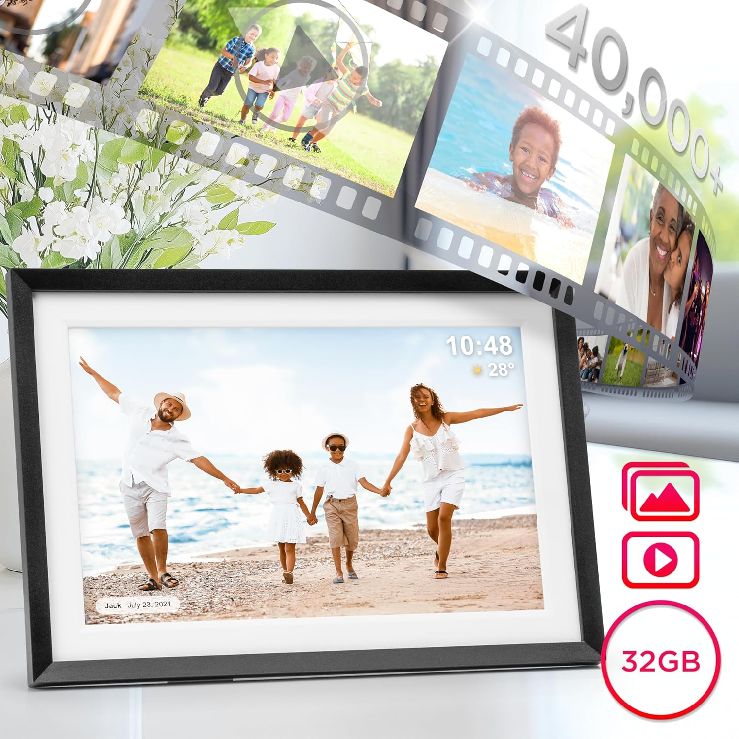 Eine Familie am Strand mit einem digitalen Bilderrahmen, der das Bild anzeigt.