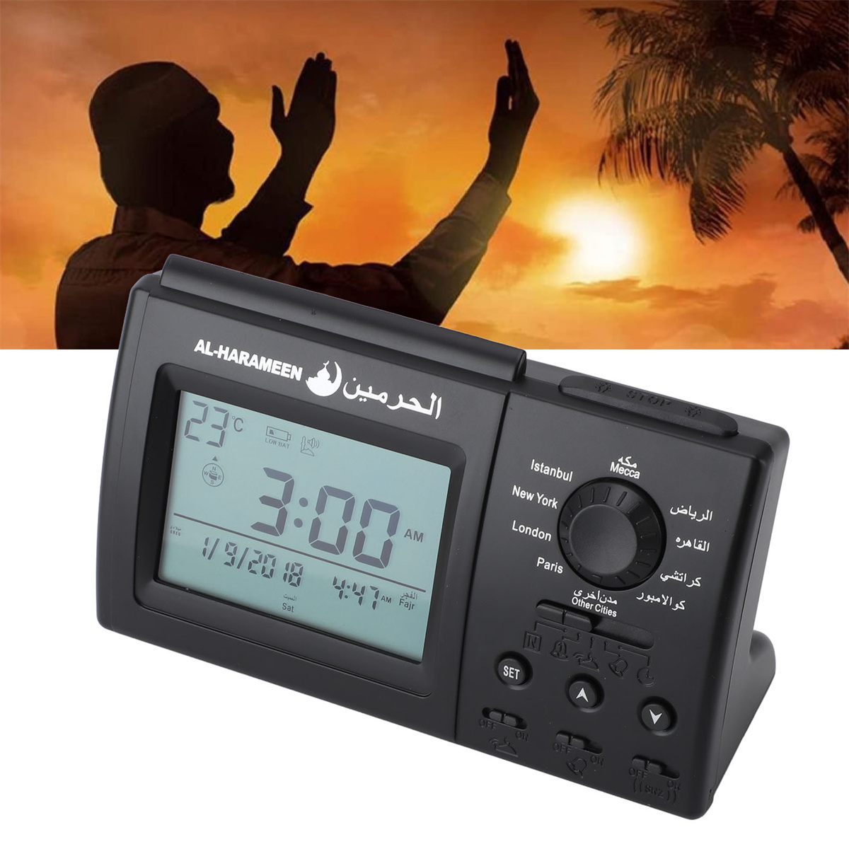Digitaler Wecker mit arabischem Text, eine betende Person im Hintergrund und ein Sonnenuntergang.