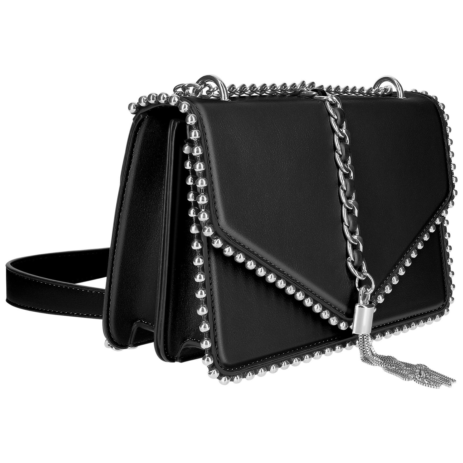 Schwarze Handtasche mit silbernen Nieten und Ketten-Details. Die Tasche hat eine silberne Quaste.