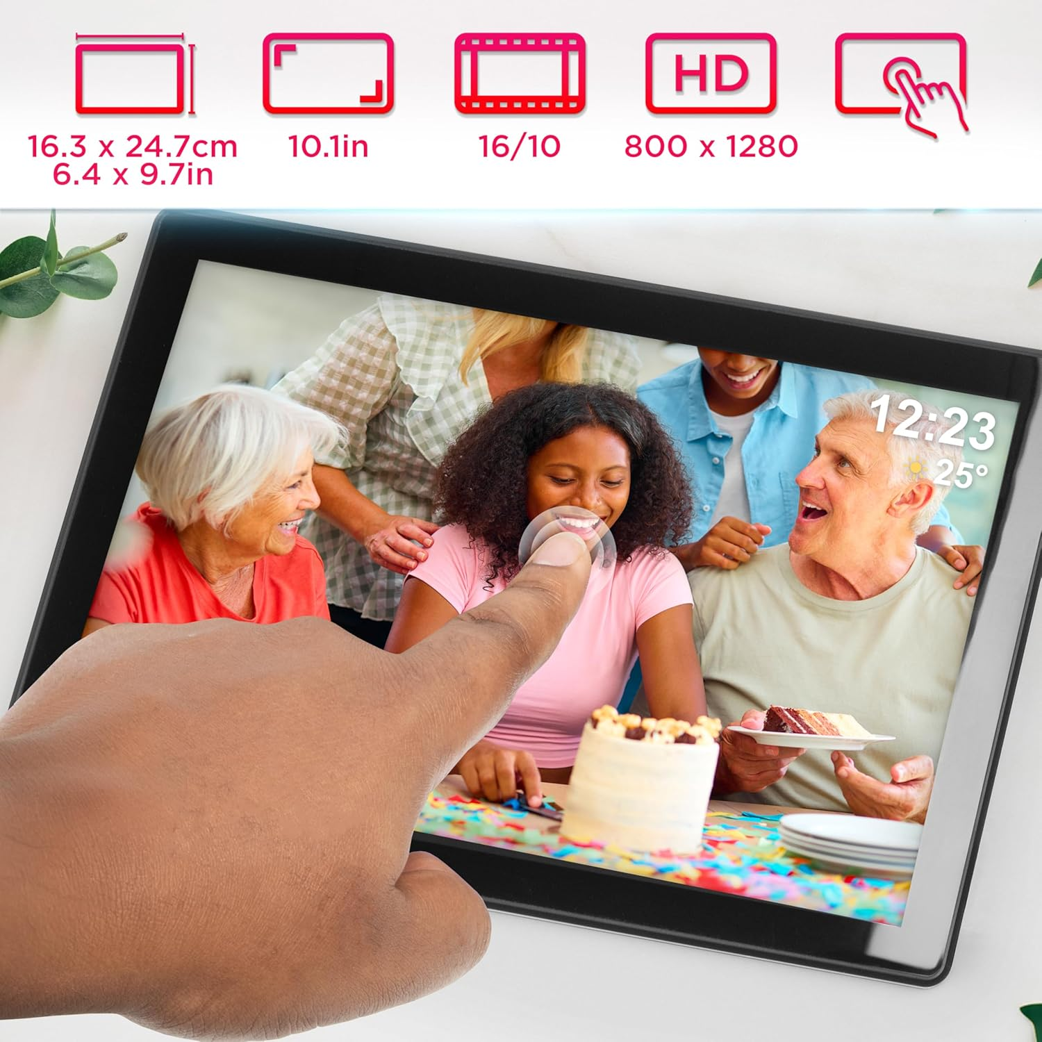 Eine Person benutzt ein Tablet. Der Bildschirm zeigt ein Foto eines Familientreffens mit Datenüberlagerung.