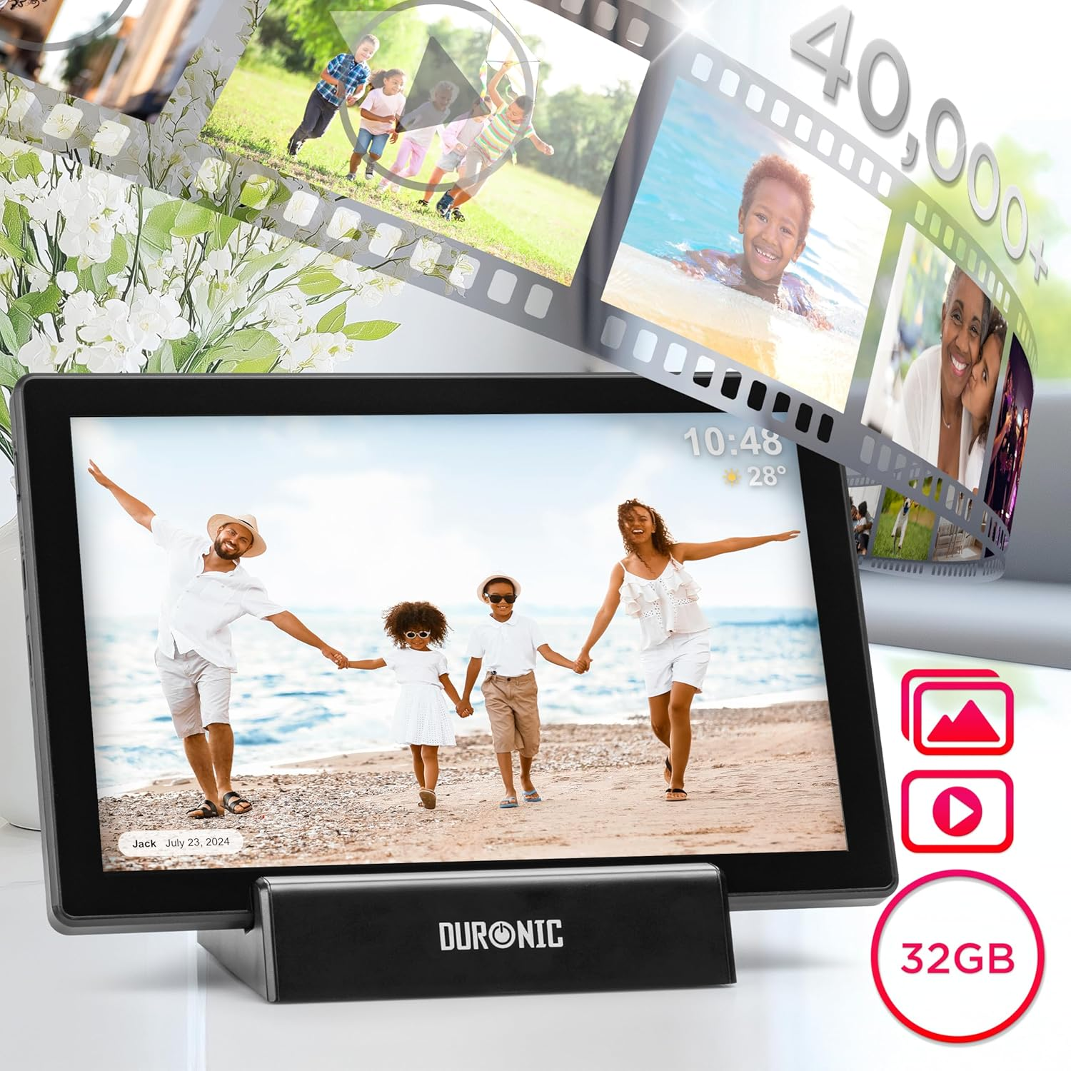 Tablet mit Familienfoto, Filmstreifen und 32GB-Logo. Familie am Strand, Händchen haltend.