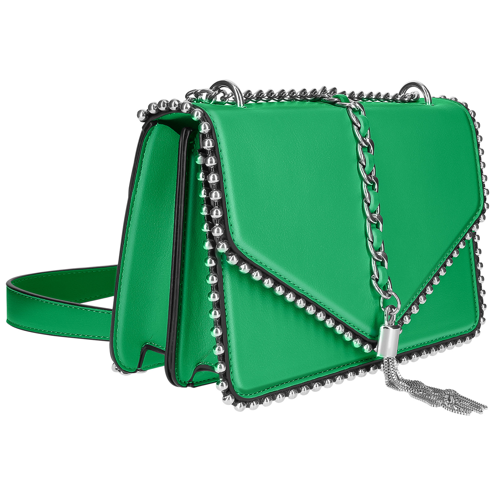 Grüne, rechteckige Handtasche mit silbernen Nieten, Kette und Quaste, auf weißem Hintergrund.