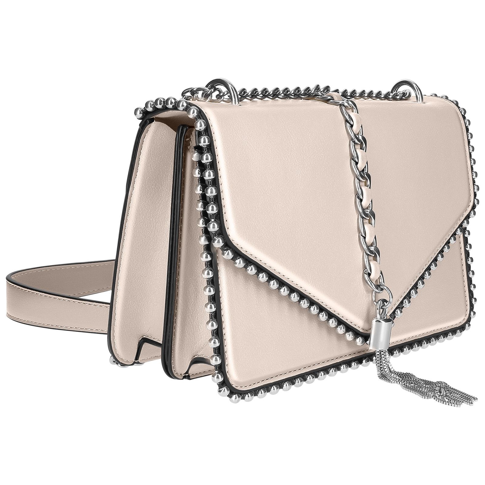 Rosa Handtasche mit silbernem Kettenriemen und Quaste, besetzt mit silbernen Perlen. Weißer Hintergrund.