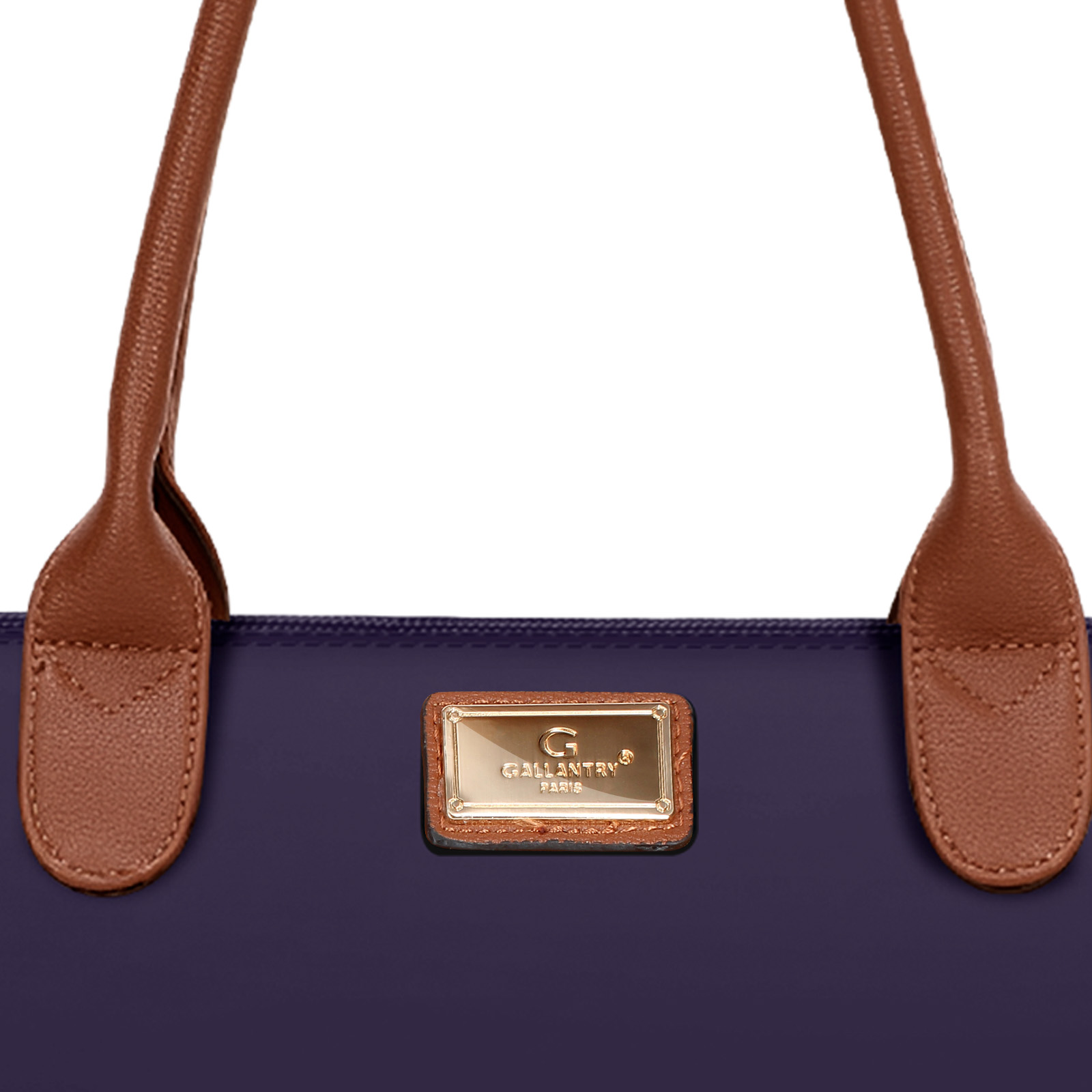 Nahaufnahme einer dunkelvioletten Handtasche, braune Griffe und ein goldenes Namensschild mit 'Gallantry Paris'.