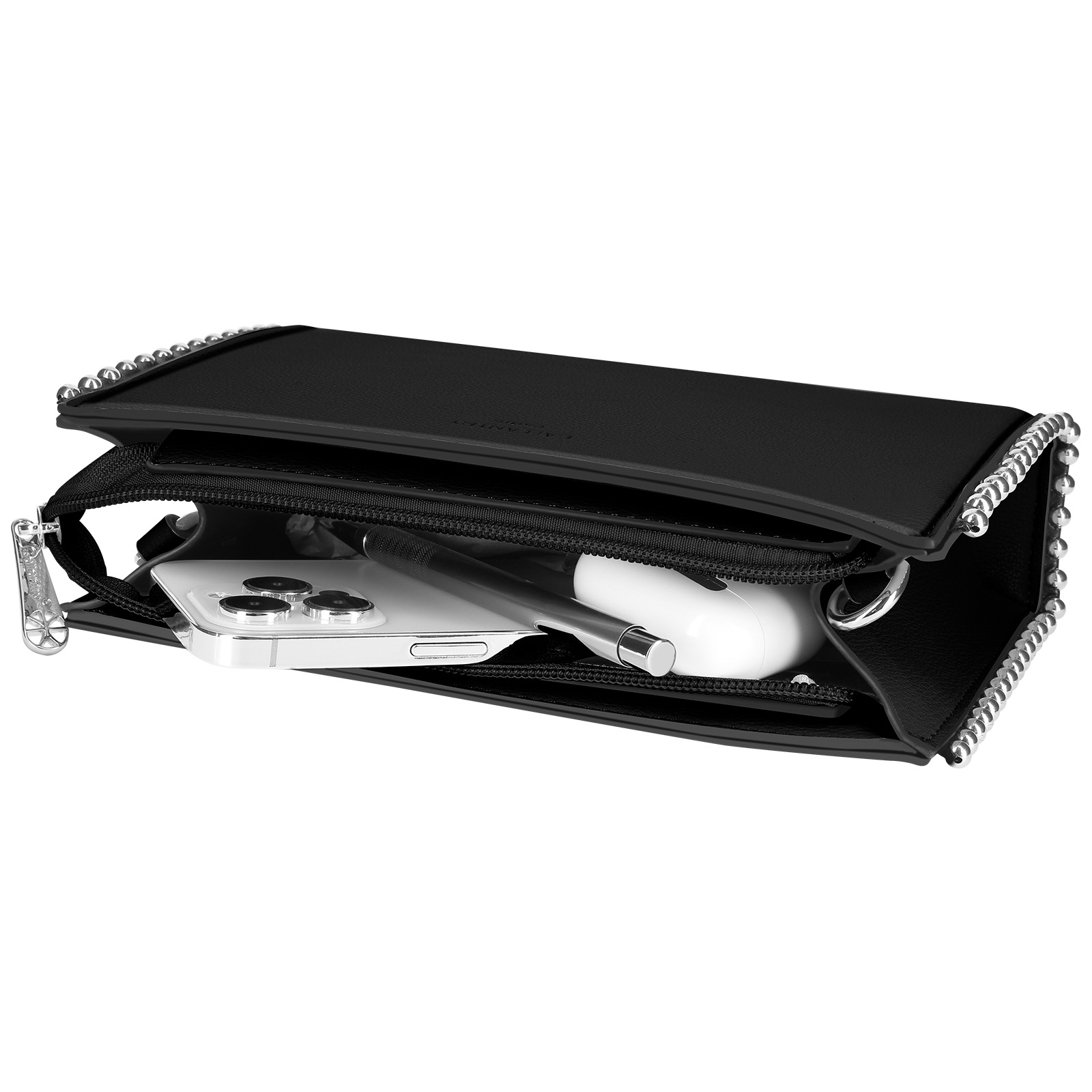 Schwarze Handtasche mit Inhalt: Telefon, Stift und Ohrhörer.