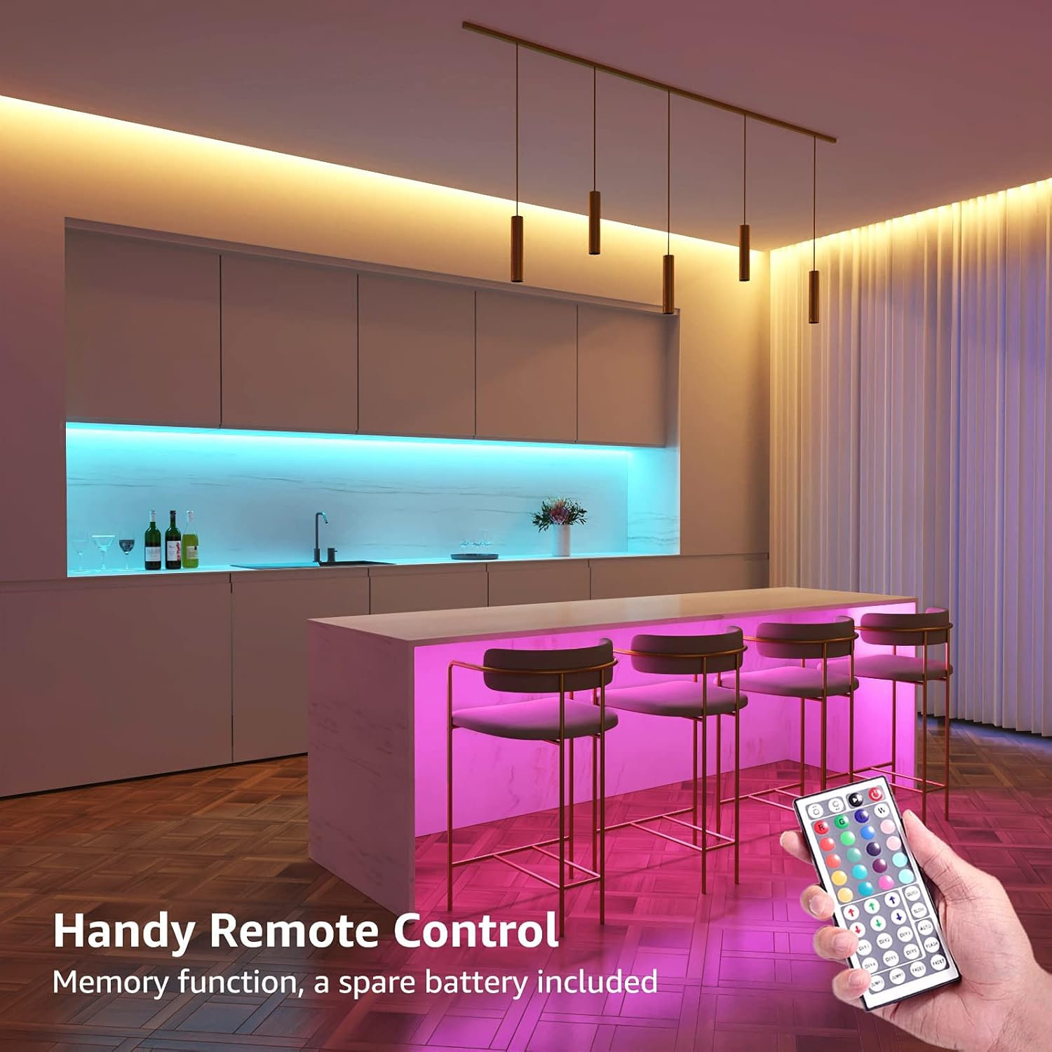 Eine moderne Küche mit farbwechselnden LED-Leuchten. Eine Hand hält eine Fernbedienung für die Lichter.