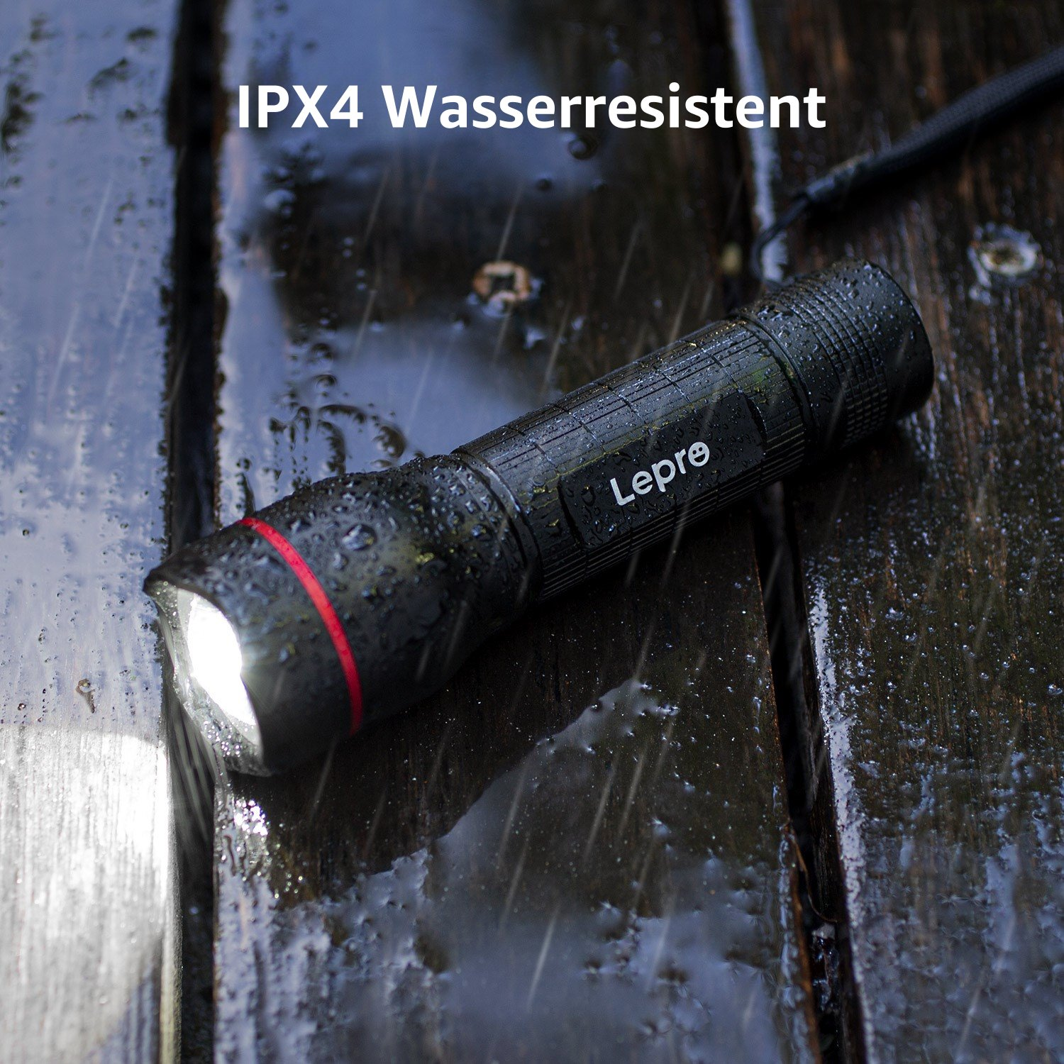 Schwarze Taschenlampe auf nasser Holzoberfläche, mit Regen. Die Marke ist Lepro.
