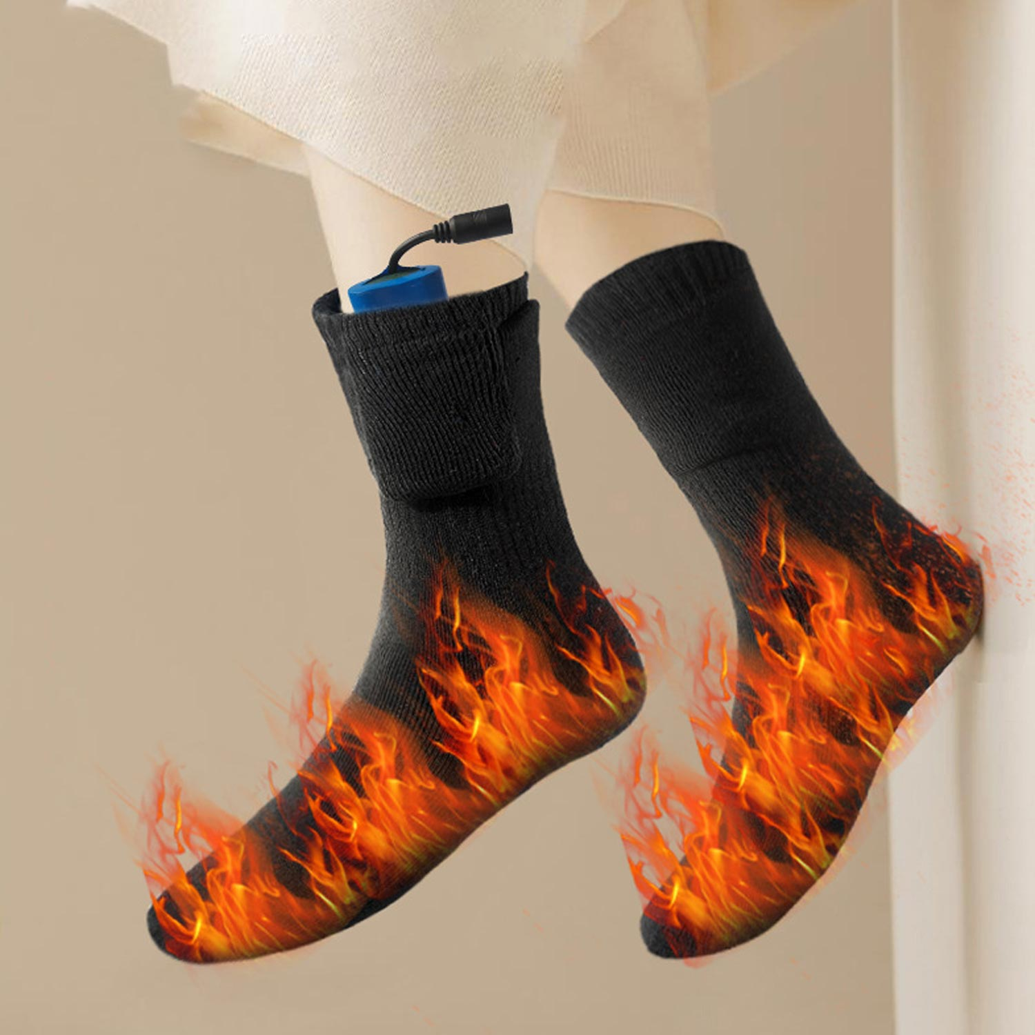 Osoba nosząca czarne, podgrzewane skarpety. Akumulator widoczny w kieszeni. Dodano grafikę płomieni.