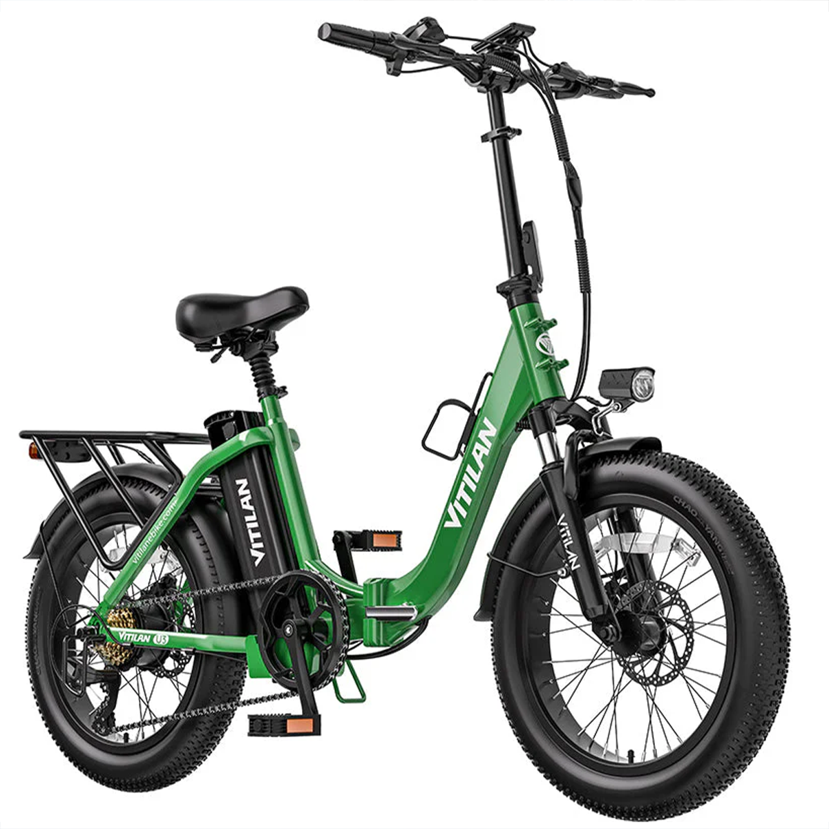 Zielony rower elektryczny na białym tle. Ma czarne opony i bagażnik.