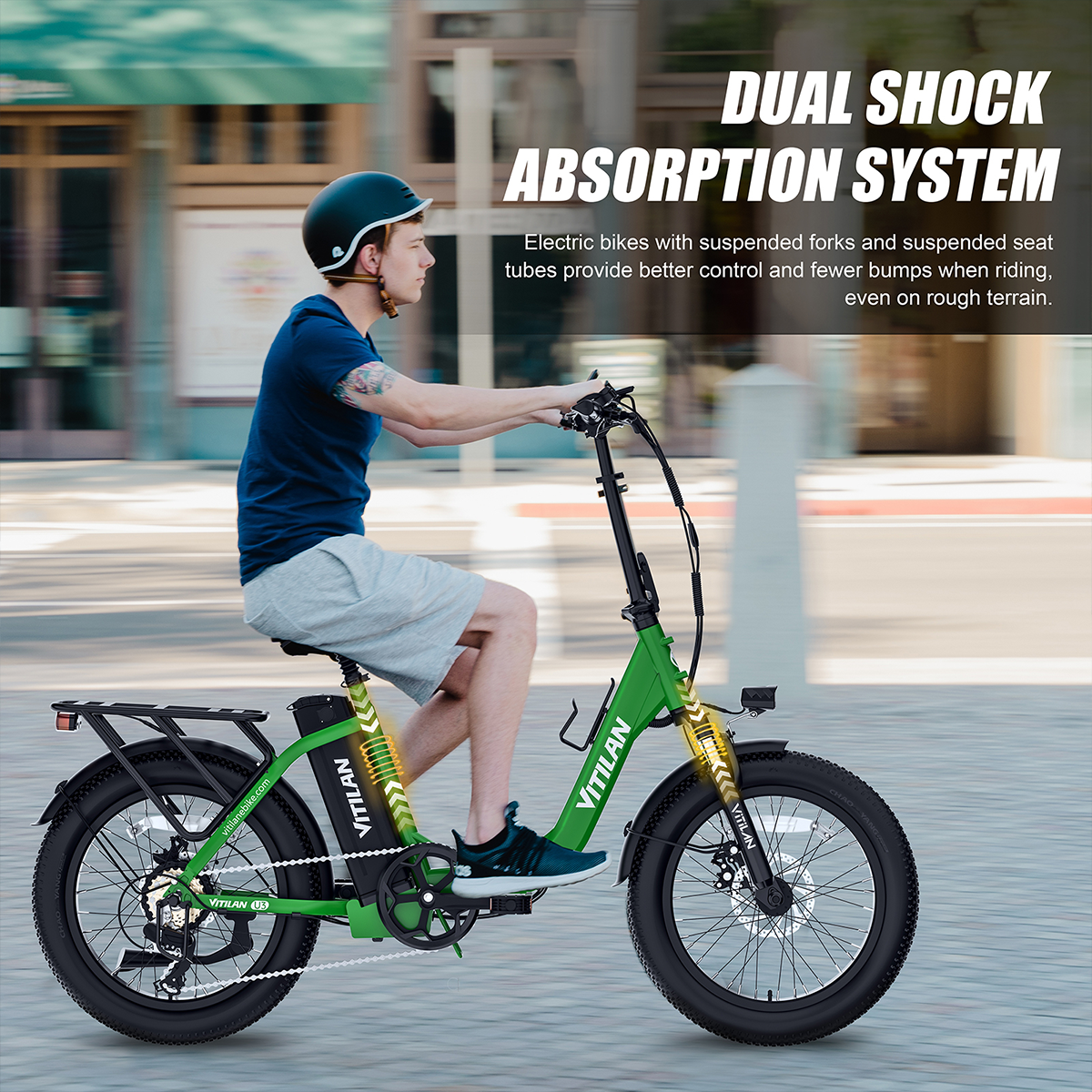 Mężczyzna jadący zielonym rowerem elektrycznym po drodze. Widoczny tekst systemu amortyzacji.