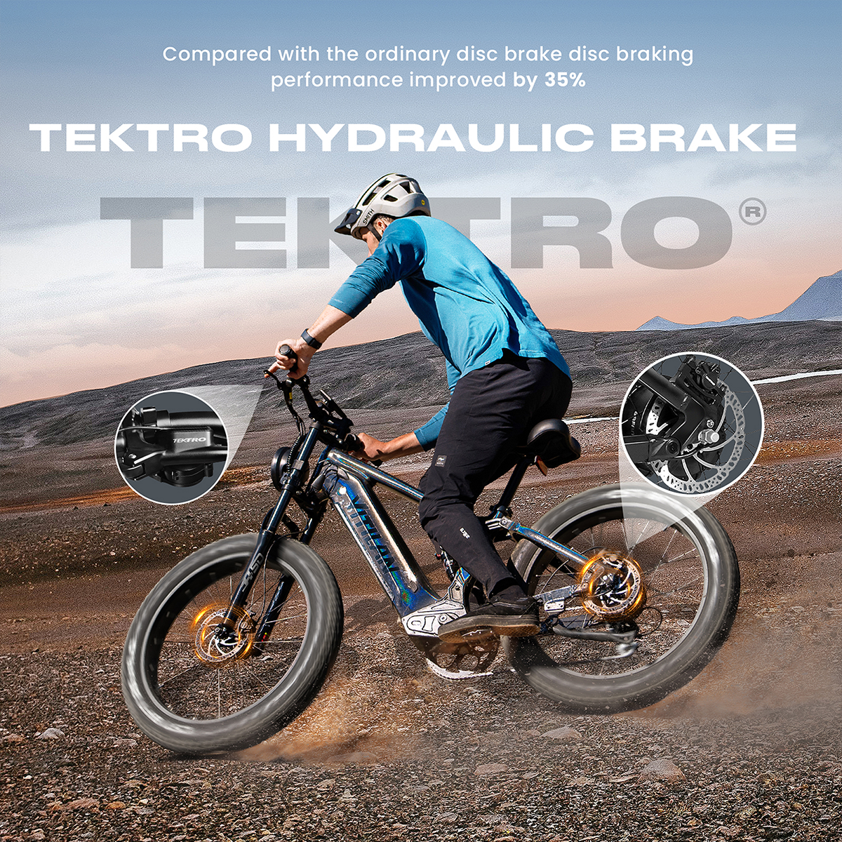 Mężczyzna jedzie na niebiesko-czarnym rowerze. W tle widać krajobraz górski.