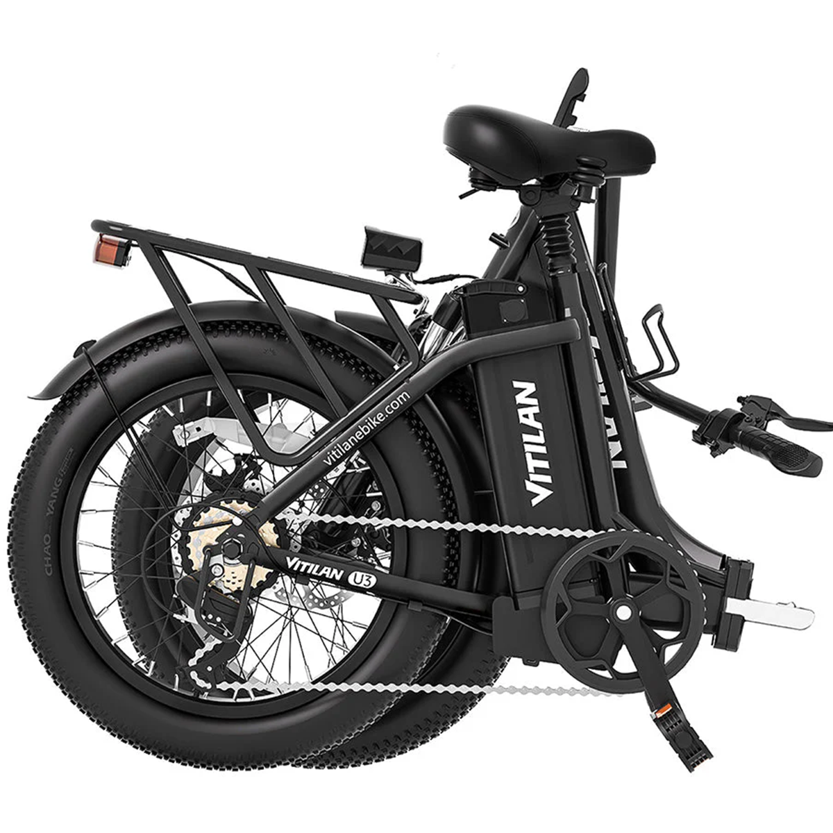 Czarny składany rower elektryczny z dużymi oponami, bagażnikiem i akumulatorem. Złożony.