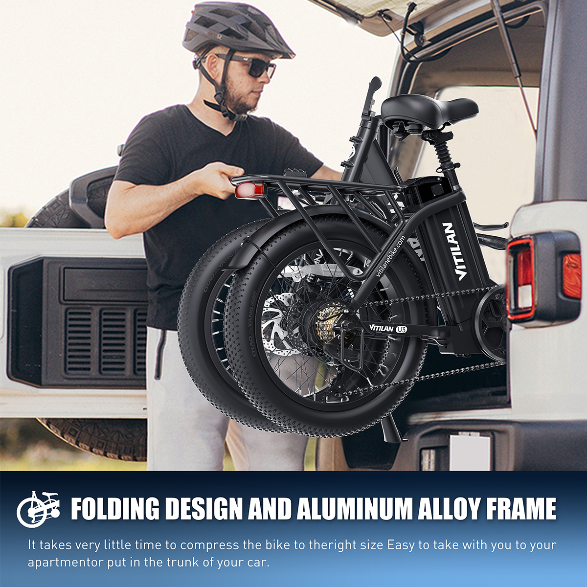 Mężczyzna rozładowujący czarny składany rower elektryczny z białego samochodu. Tekst: Składana konstrukcja i aluminiowa rama.