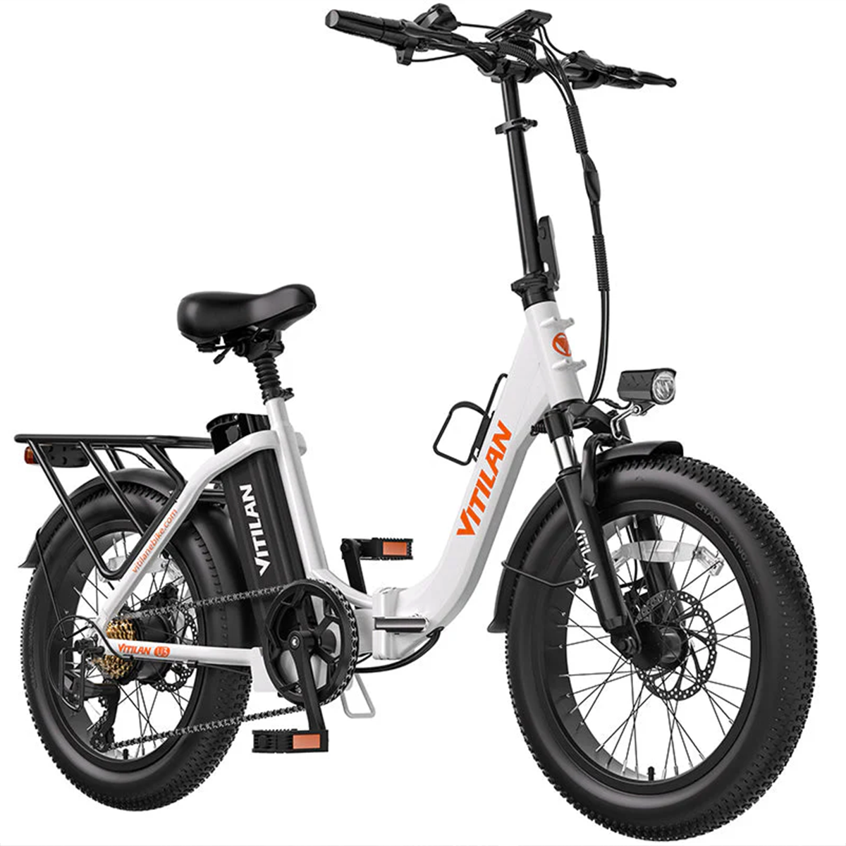 Biało-pomarańczowy składany rower elektryczny z grubymi oponami, widok z boku.