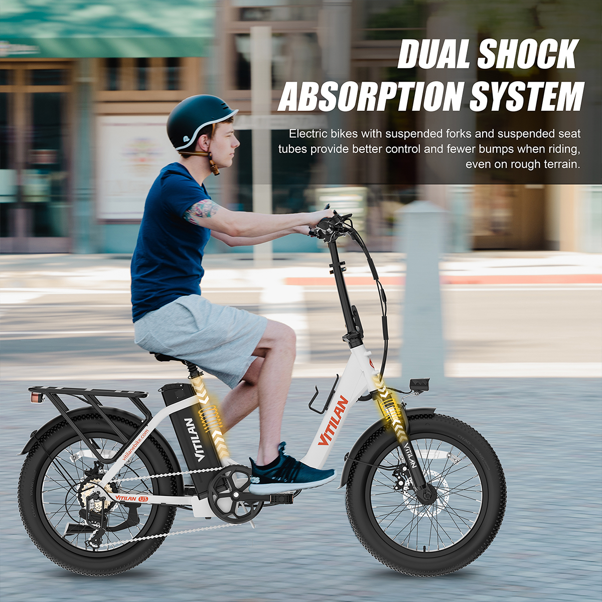 Mężczyzna jadący biało-czarnym rowerem elektrycznym, z nakładką tekstową.