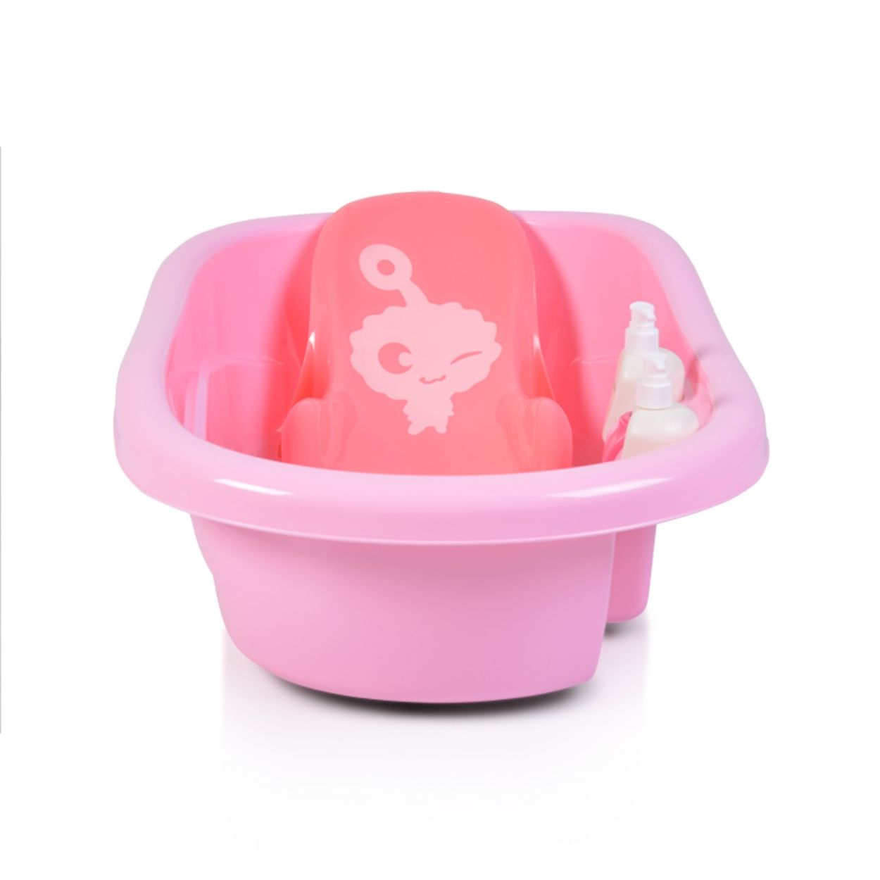 Una bañera rosa para bebés con un asiento rosa y dos botellas blancas dentro. Un fondo blanco.