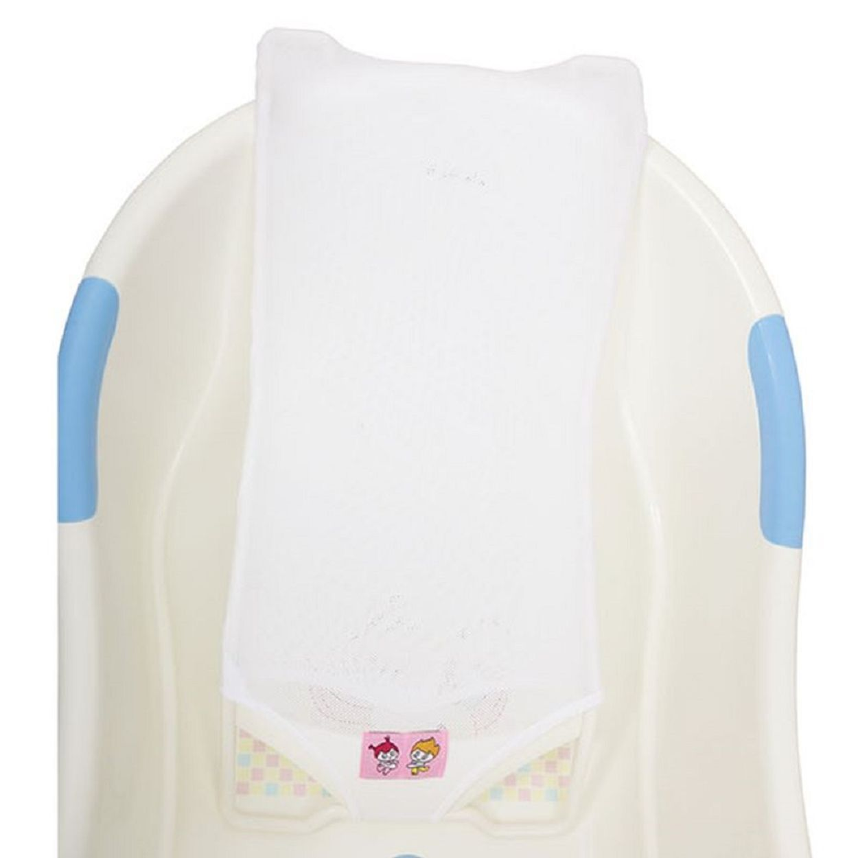 Eine Babybadewanne mit weißem Netzsitz. Die Wanne ist cremefarben mit blauen Griffen. Das Netz hat einen Cartoon-Aufkleber.