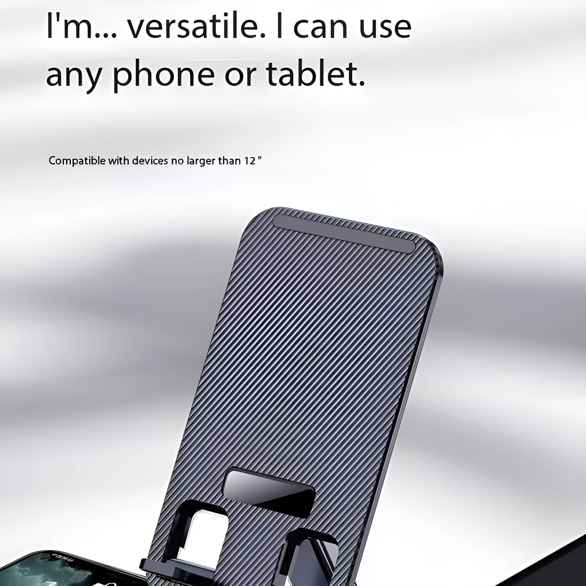 Ein schwarzer und grauer Telefonständer mit einem Telefon darauf, mit Text, dass er jedes Telefon oder Tablet nutzen kann.