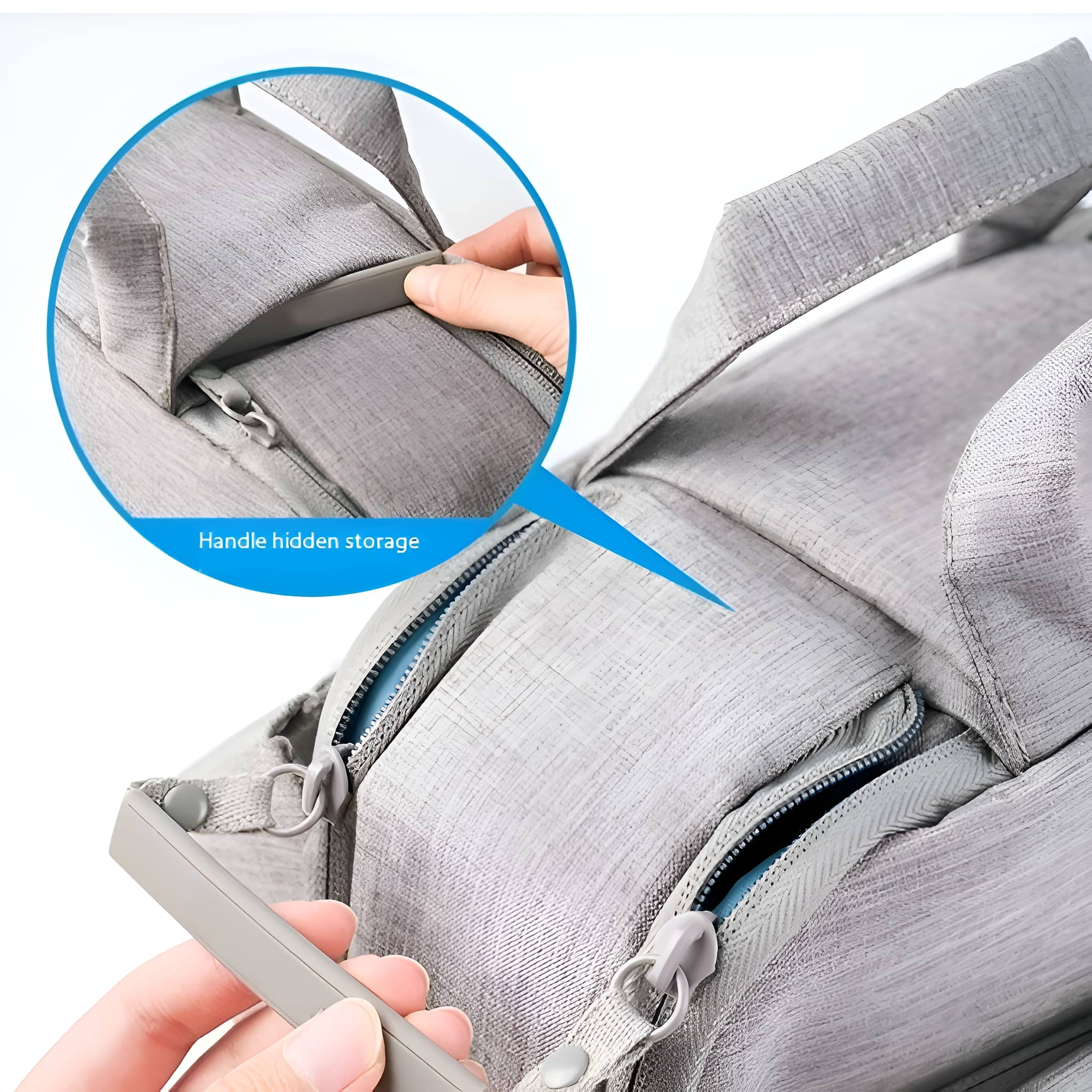 Nahaufnahme einer grauen Wickeltasche mit Reißverschlüssen und einer Hand, die einen Griff zieht.