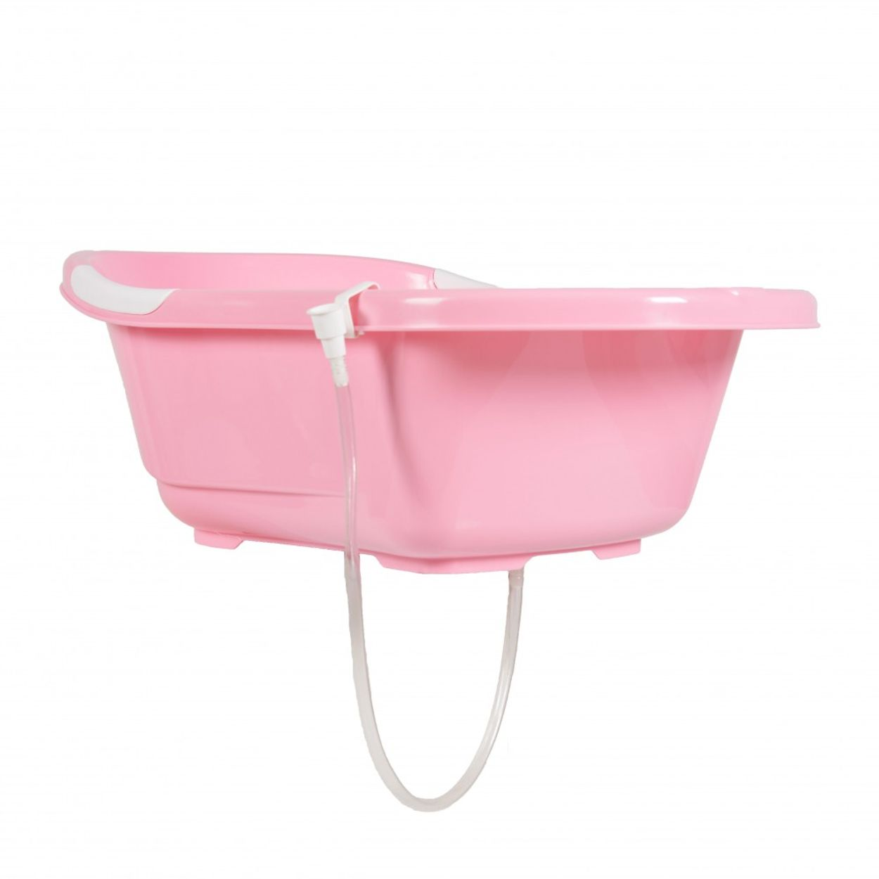 Eine rosa Babybadewanne mit weißem Griff und transparentem Schlauch zur Wasserableitung, vor weißem Hintergrund.