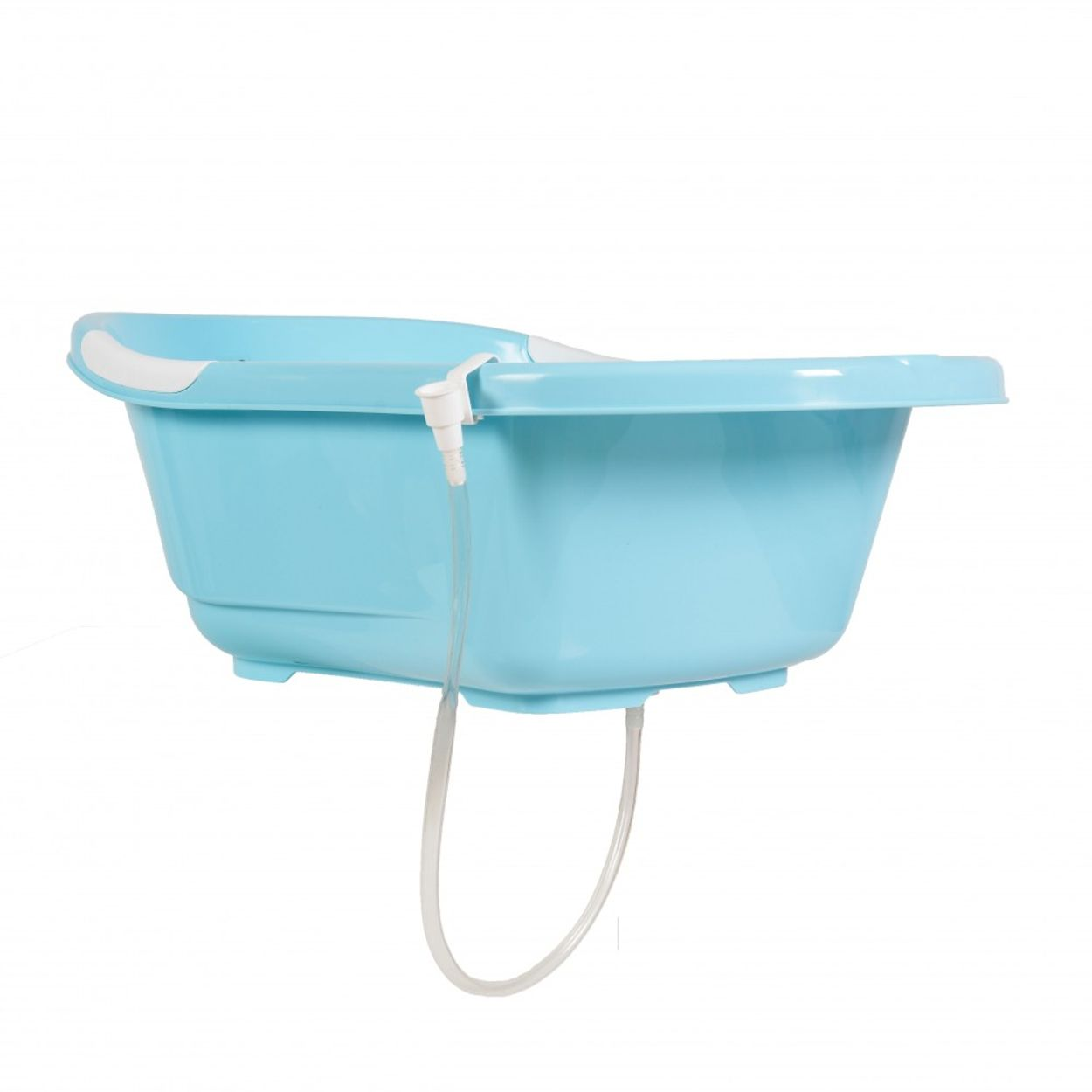 Eine hellblaue Babybadewanne mit weißem Griff und weißem Ausguss mit transparentem Schlauch auf weißem Hintergrund.