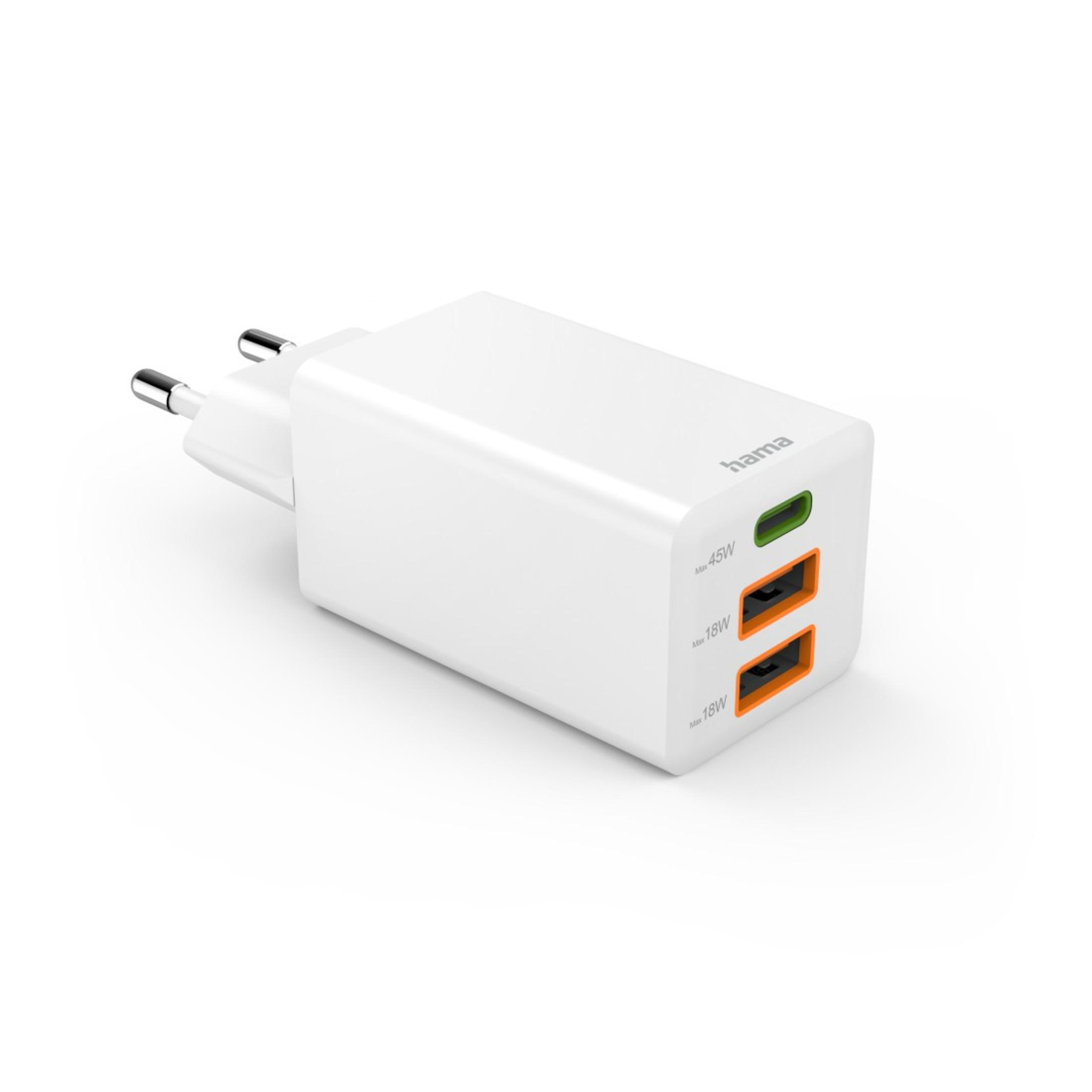 Weißes Netzteil mit drei USB-Anschlüssen. Grüne und orangefarbene Markierungen. Weißer Hintergrund.