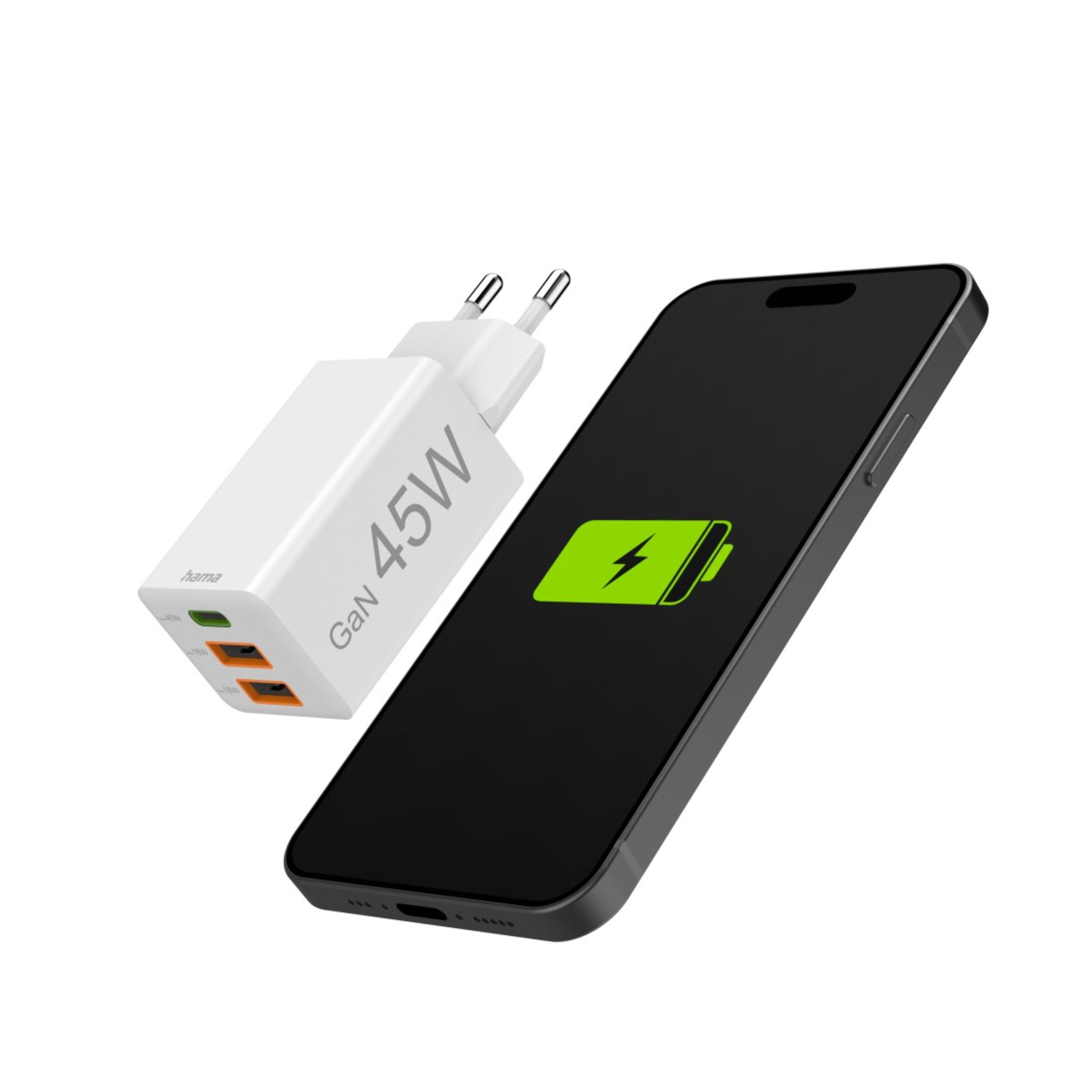 Weißes Ladegerät und Telefon. Das Telefon zeigt ein Ladesymbol. Das Ladegerät hat grüne und orange Anschlüsse.