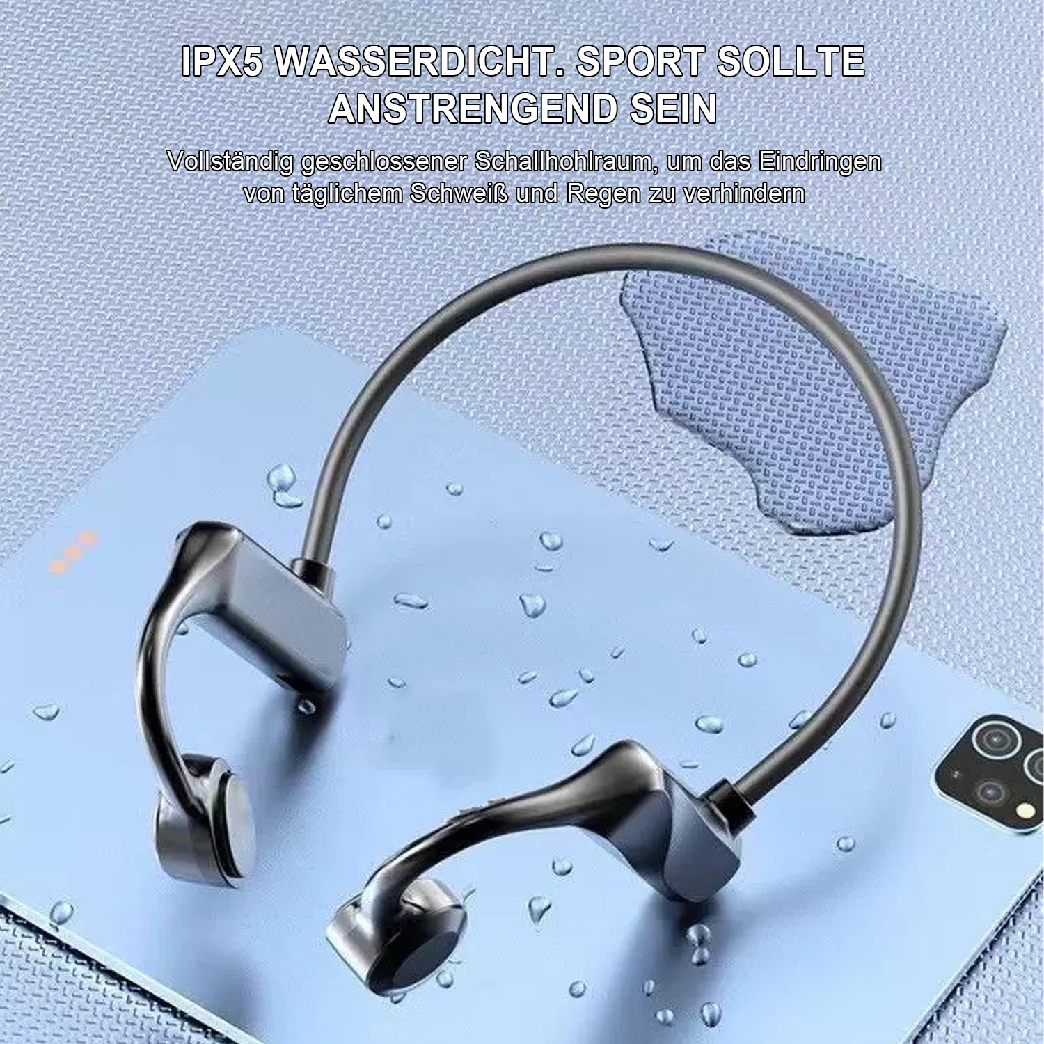 Auriculares de diadema negros y plateados con gotas de agua, sobre una superficie azul.