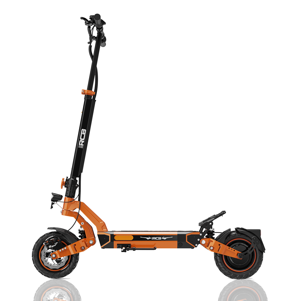 Scooter elettrico RCB arancione e nero su superficie bianca, vista laterale.