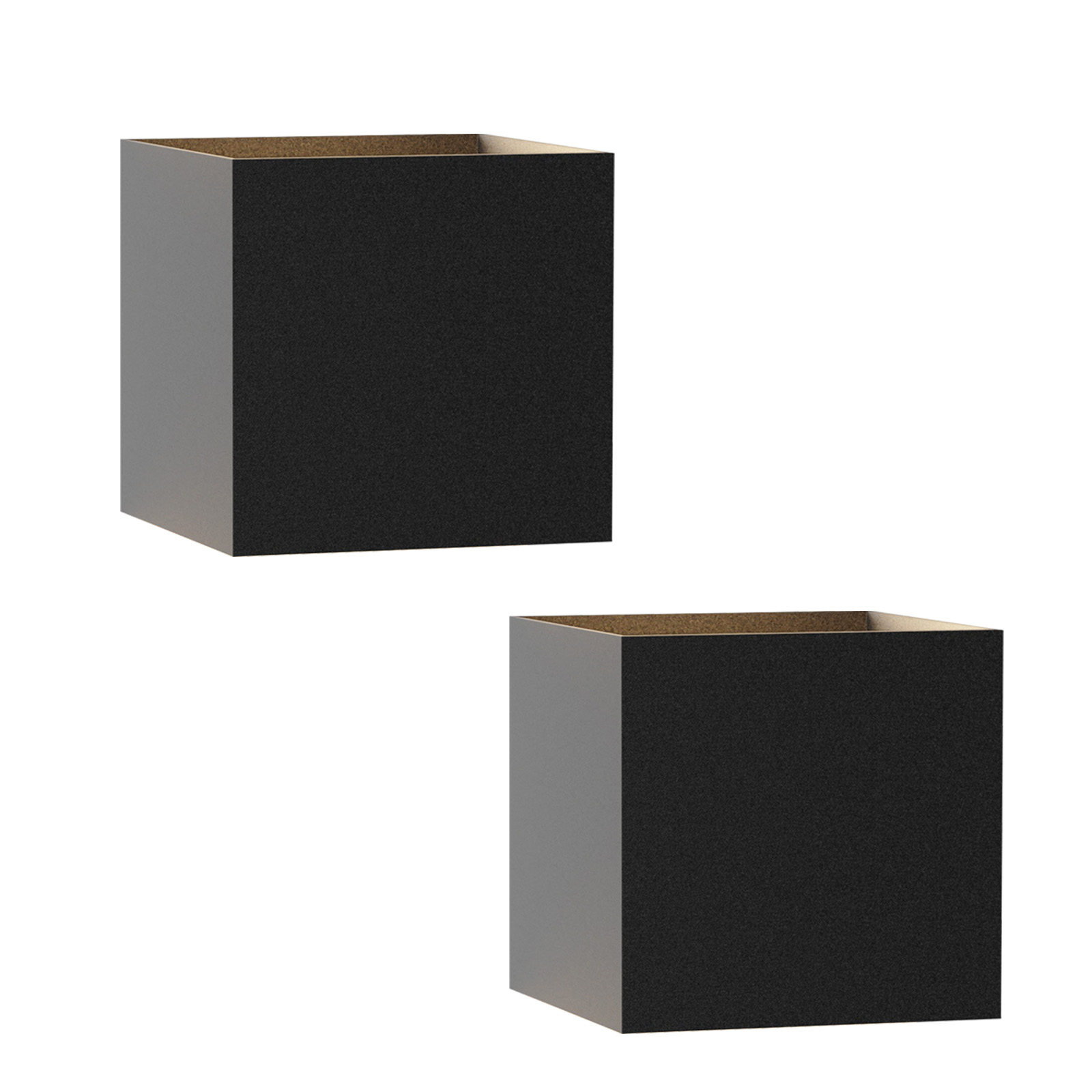 Dwie czarne kwadratowe donice z drewnianym wnętrzem. Umieszczone na białym tle.