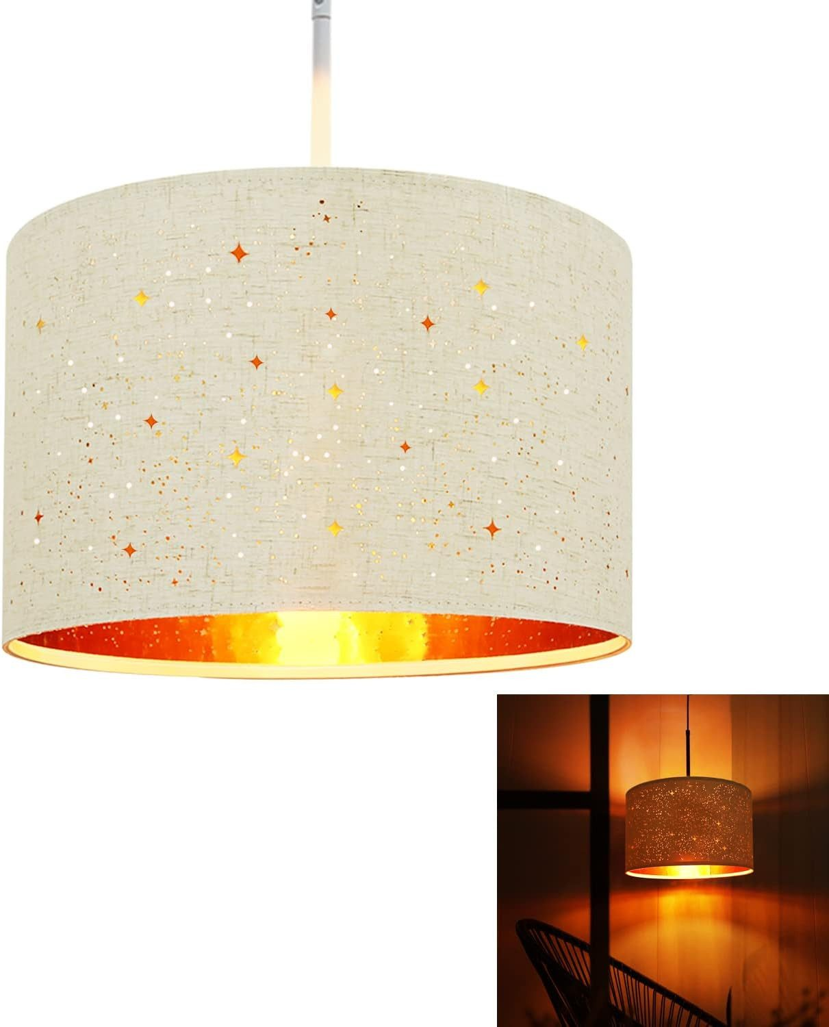 Cylindryczna lampa wisząca z beżowym kloszem, wycięciami w kształcie gwiazd i złotymi kropkami. Oświetlona od wewnątrz.