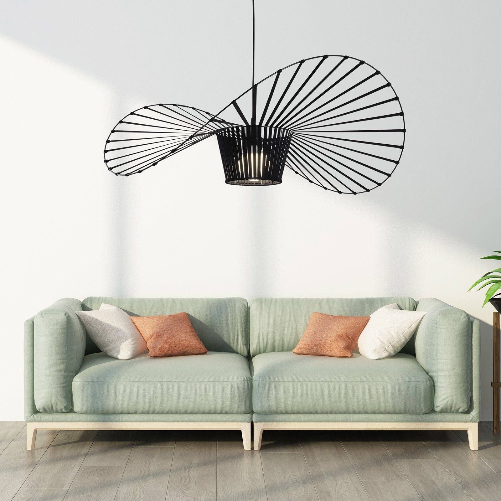 Wohnzimmer mit mintgrünem Sofa, orangefarbenen und weißen Kissen und einer Hängelampe.