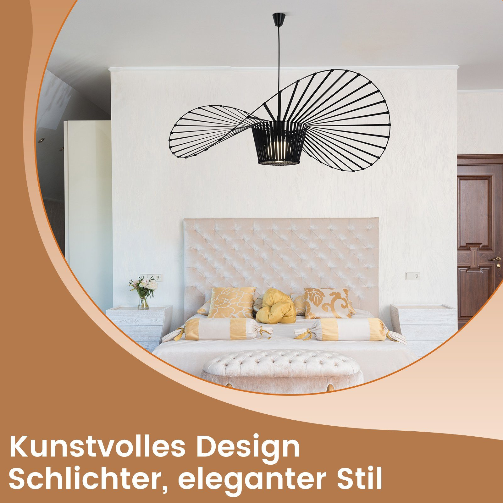 Schwarze, abstrakte Deckenlampe über dem Bett. Das Bett hat ein beiges Kopfteil, Kissen und Nachttische. Holztür rechts.