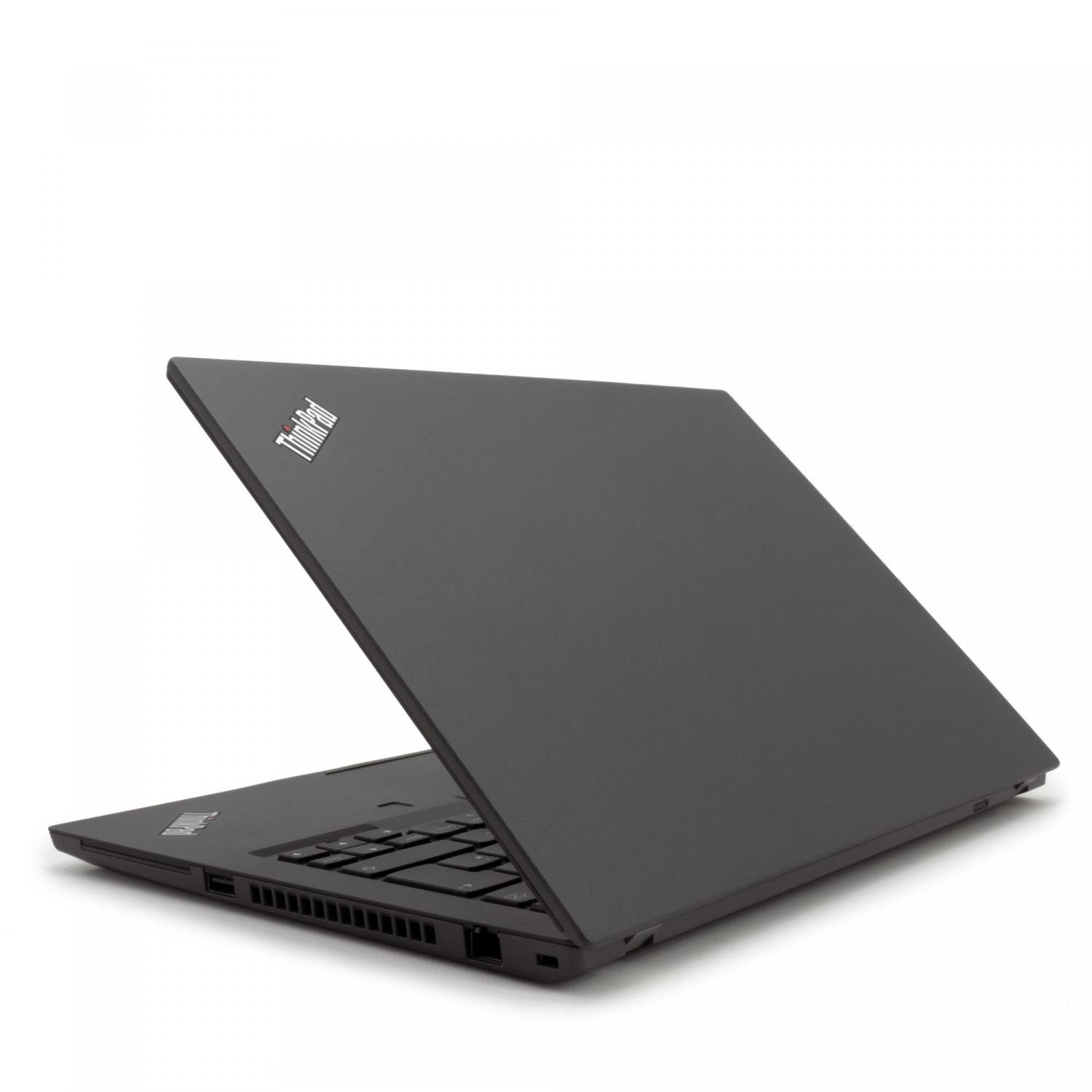 Ein schwarzer Laptop mit ThinkPad-Logo auf dem Deckel, gegen einen weißen Hintergrund geöffnet.