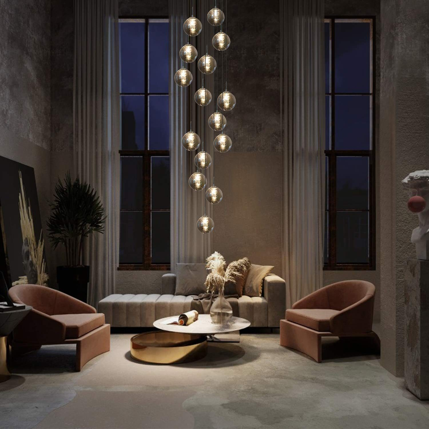 Salon o nowoczesnym designie. Z sufitu zwisa żyrandol, a obecna jest sofa i krzesła.