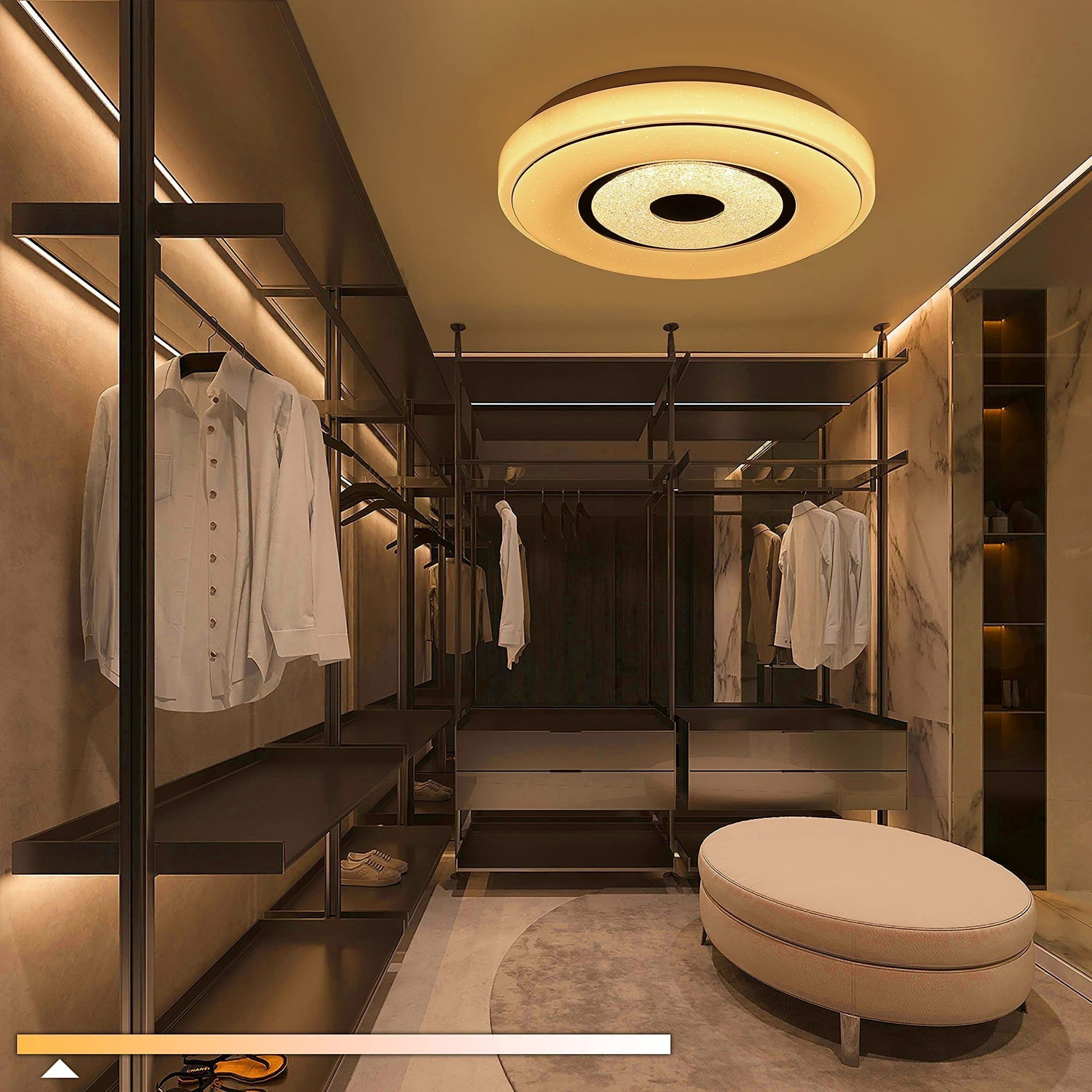 Una cabina armadio ben illuminata con vestiti, una panca e una luce a soffitto. L'illuminazione calda è prominente.