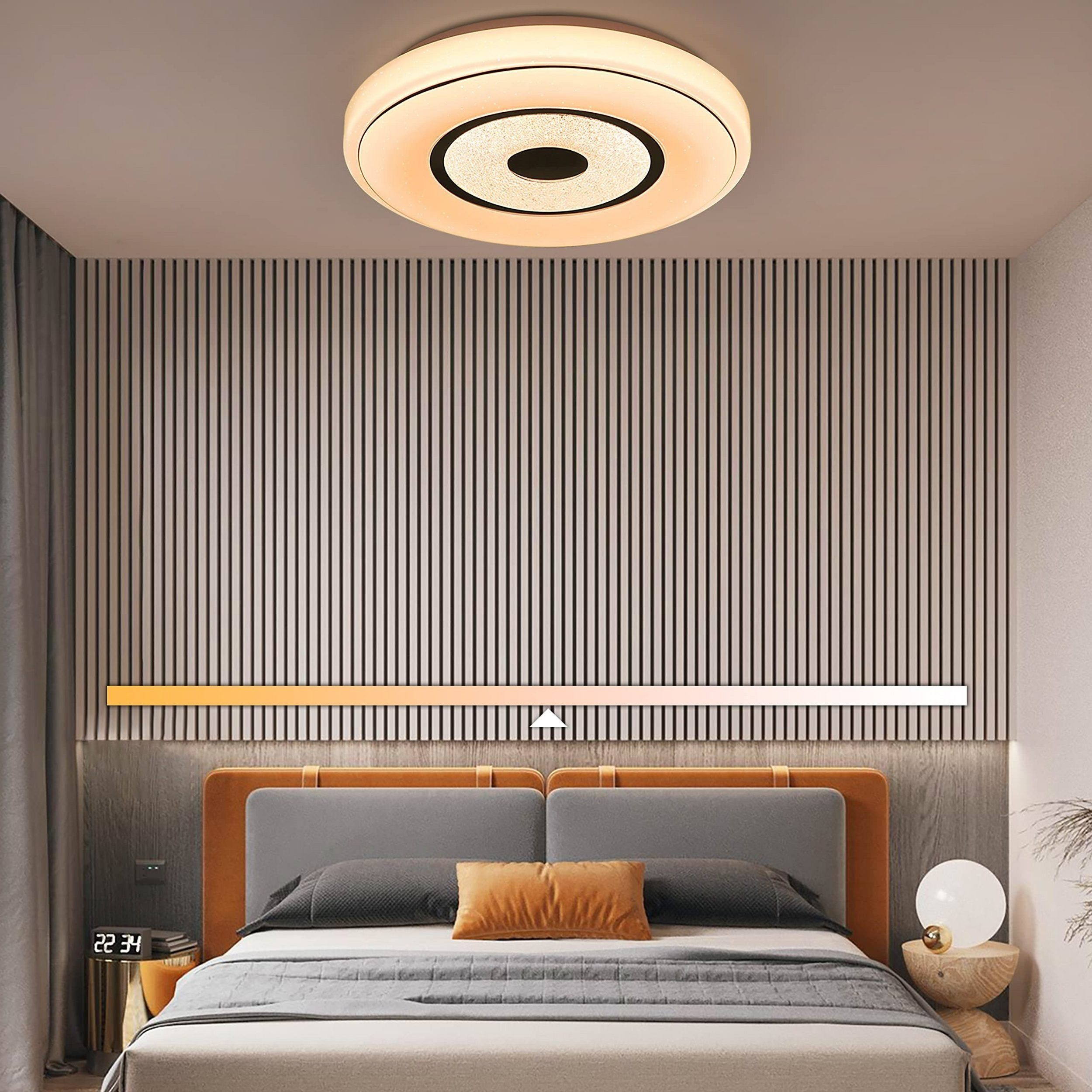 Camera da letto con plafoniera moderna, letto e striscia luminosa orizzontale sopra.