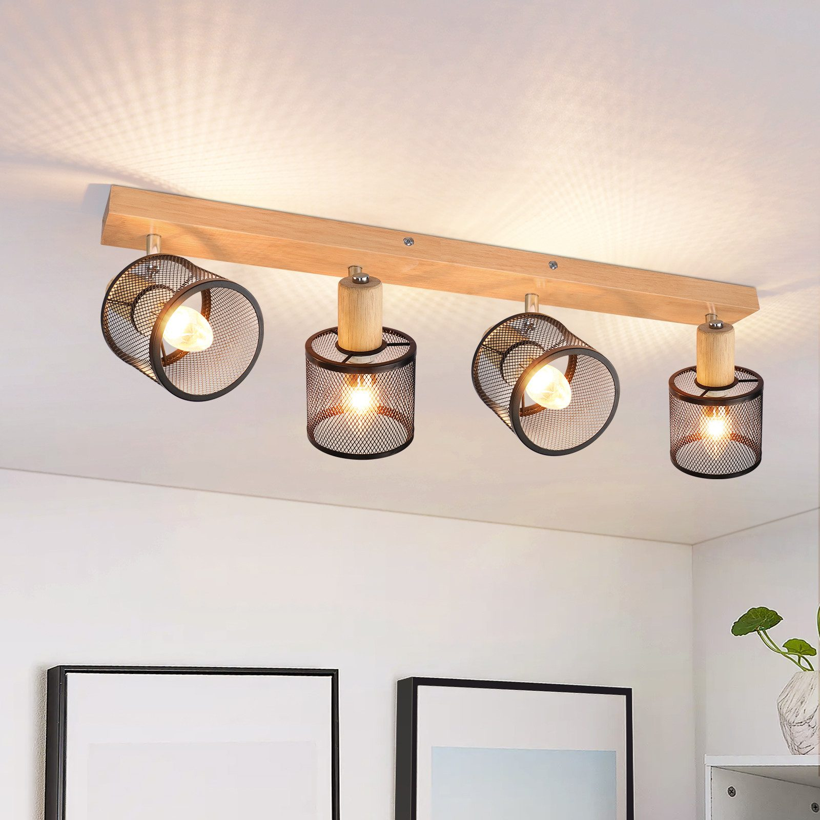 Cztery reflektory zamontowane na drewnianej belce, z białym sufitem.