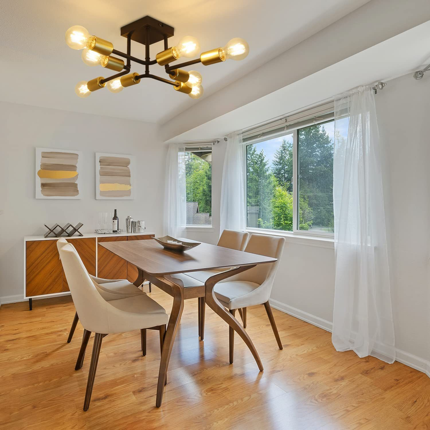 Jadalnia ze stołem i krzesłami z drewna, żyrandolem i oknem z zasłonami.