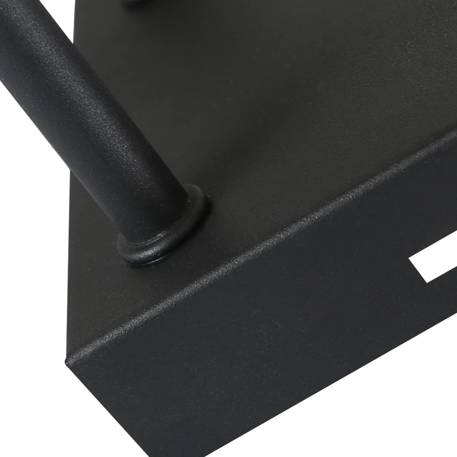 Zbliżenie czarnej, kwadratowej podstawy, pokazujące bok i część czarnego mocowania prętowego.