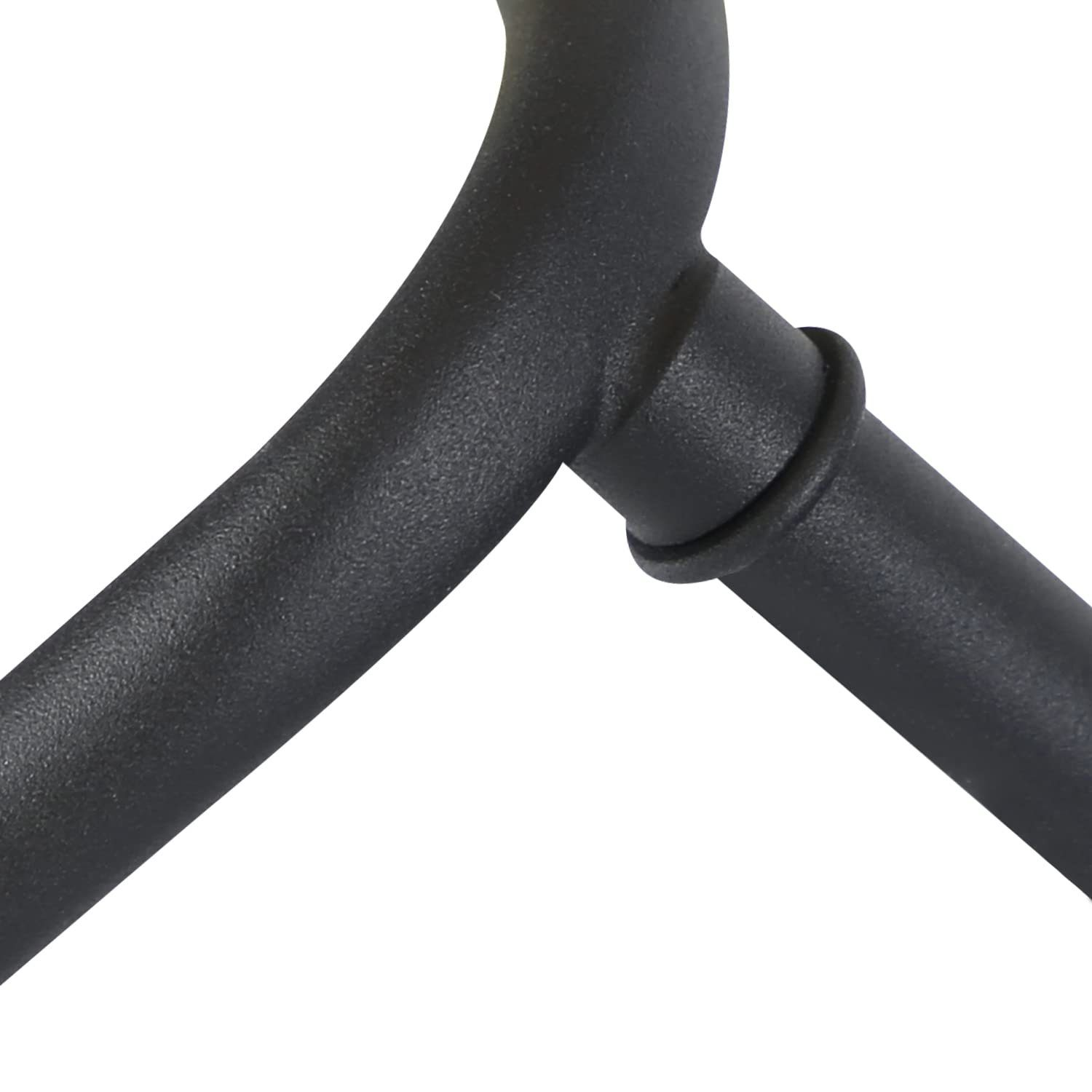 Zbliżenie czarnego metalowego połączenia ramy. Dwa pręty spotykają się, połączone pierścieniem.