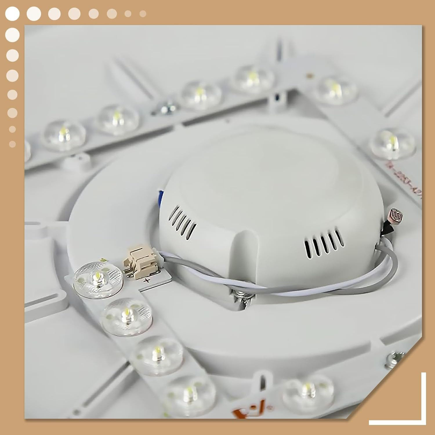 Zbliżenie białej lampy sufitowej. Widoczne są elementy wewnętrzne, w tym światła LED.